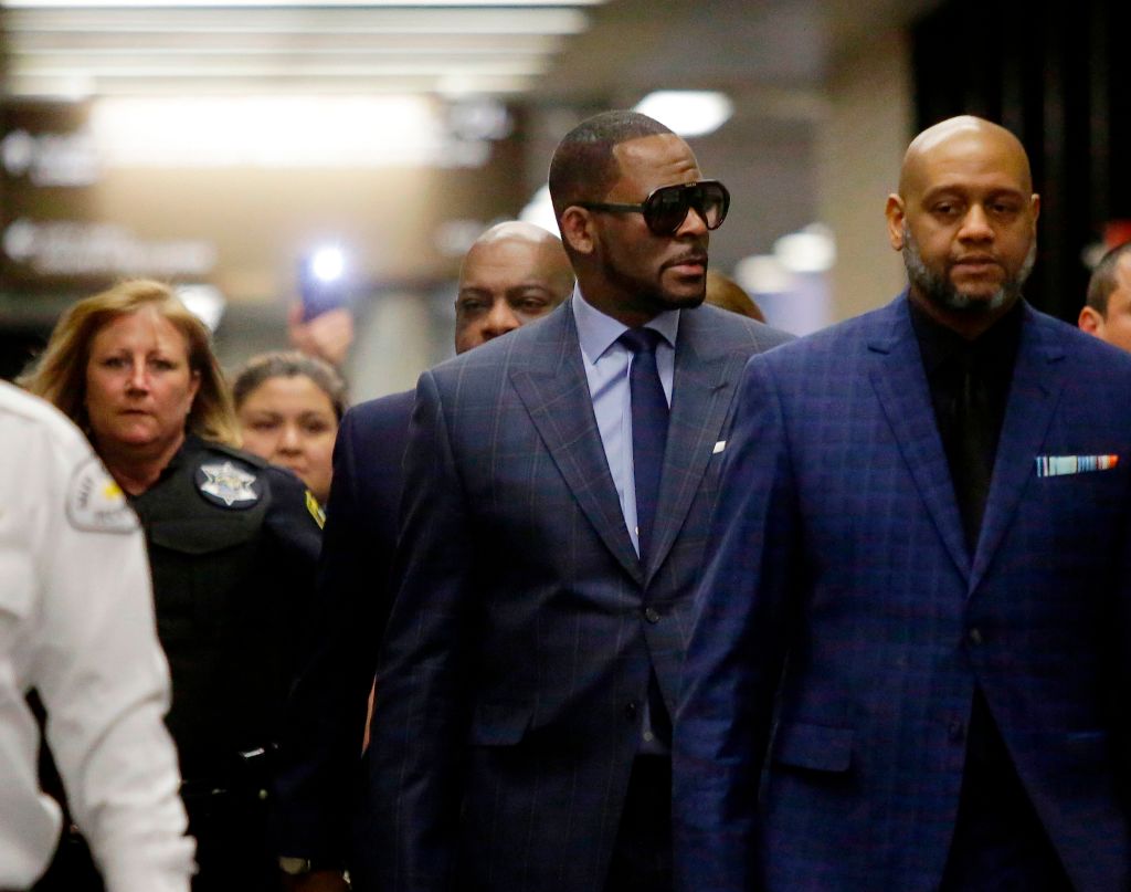 Music artist R. Kelly (center) arrives at the Circuit Court of Cook County, Domestic Relations Division on March 6, 2019 in Chicago, Illinois. (JOSHUA LOTT&mdash;AFP/Getty Images)