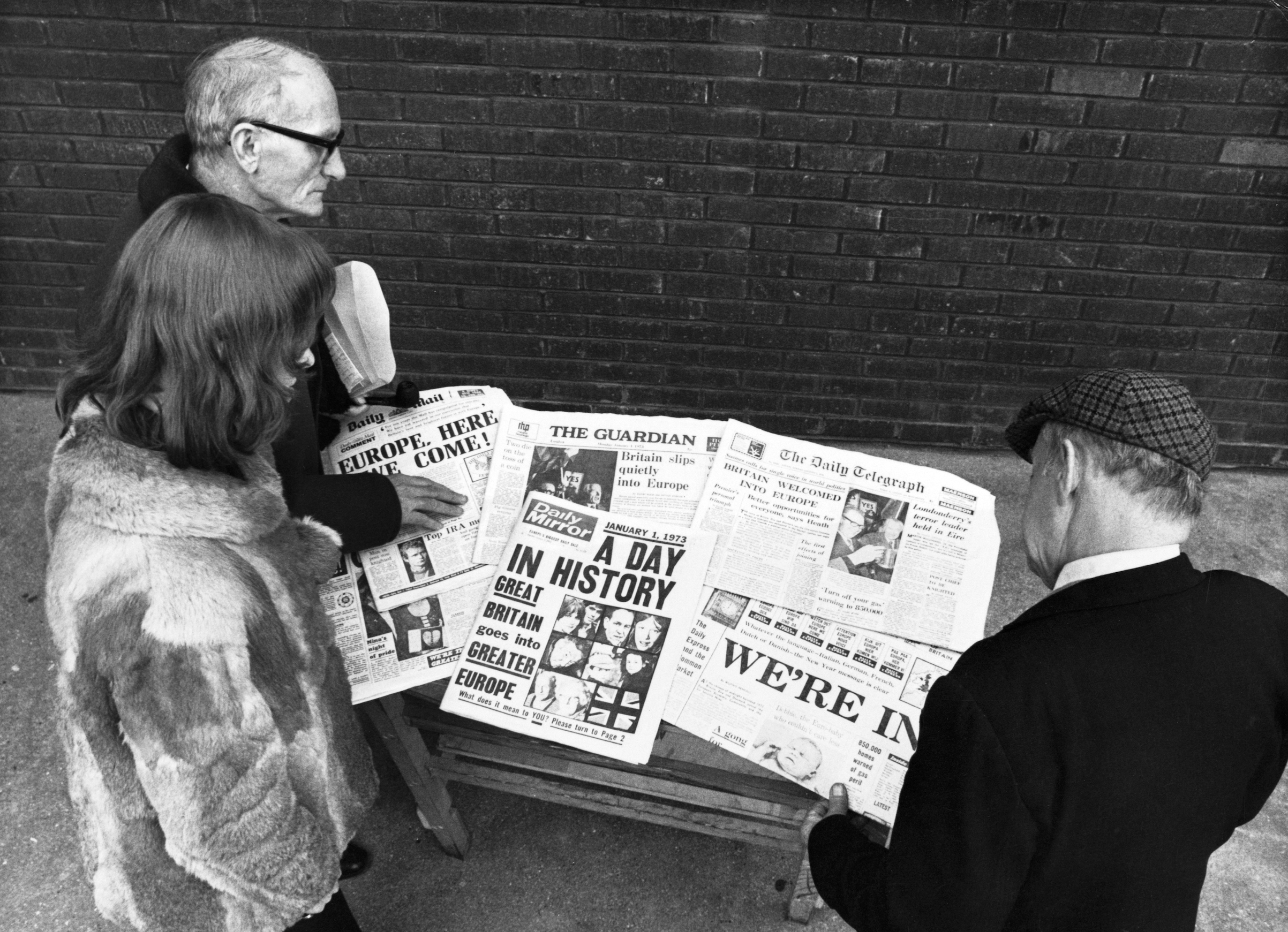 Londoners read the newspapers headlines about Britain's entry to the Common Market, January, 1973. (Hulton Deutsch/Corbis/Getty Images)