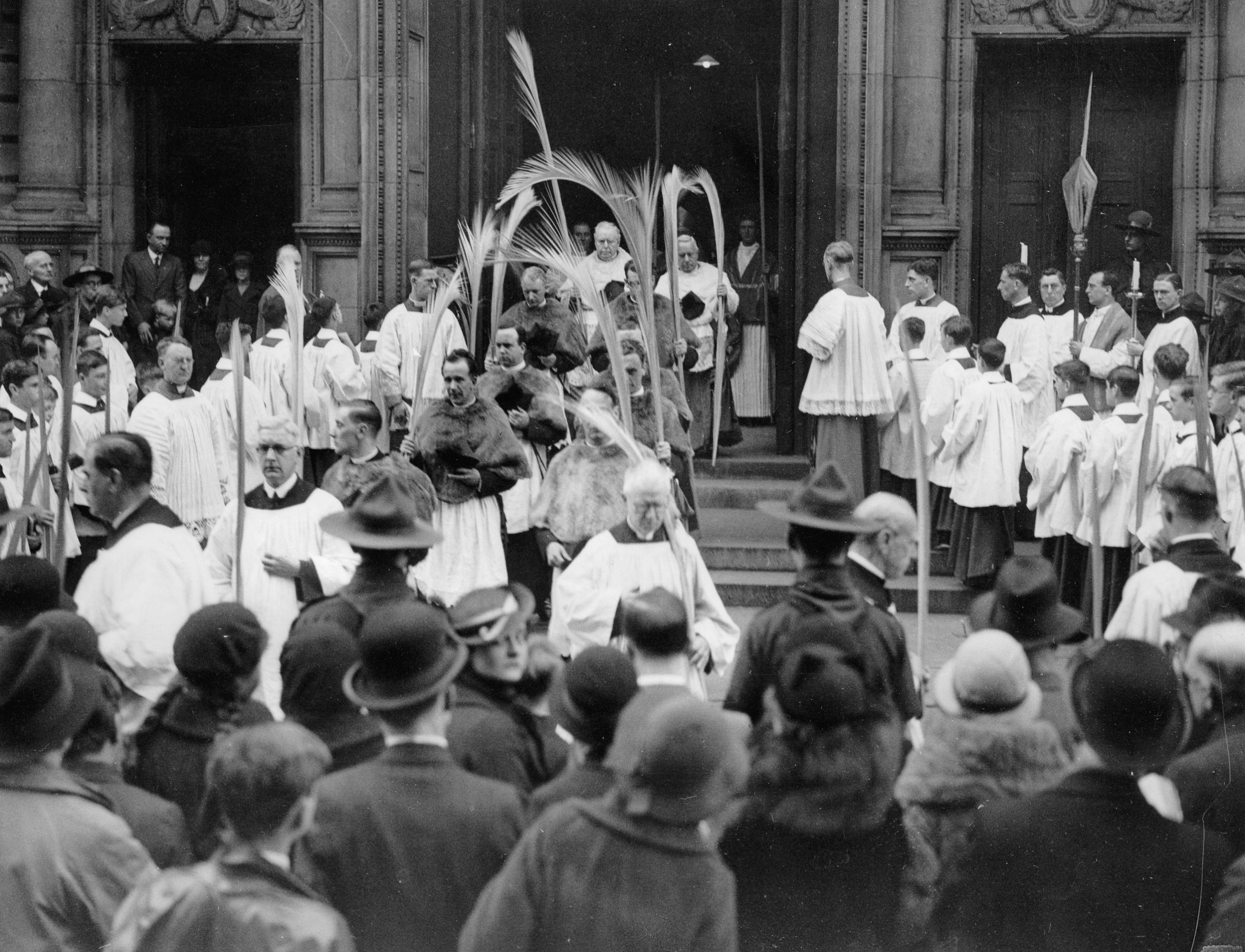 Easter: Procession on Palm Sunday in England. Photograph. Around 1930.