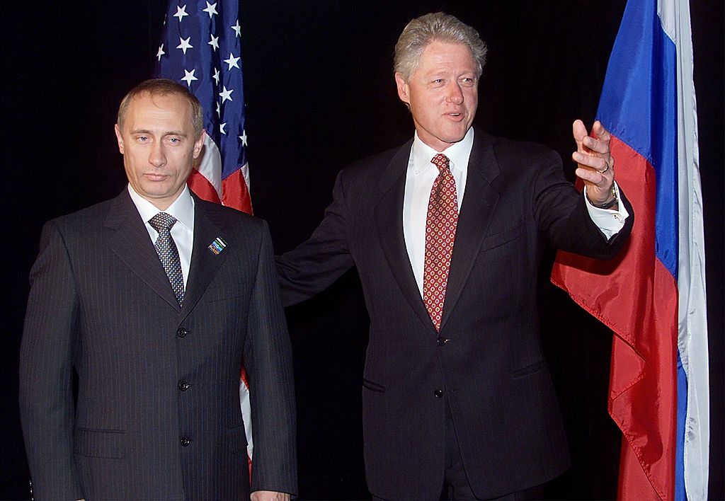 U.S. President Bill Clinton and then Prime Minister Vladimir Putin in Auckland, New Zealand 12 September 1999  during the Asia Pacific Economic Cooperation (APEC) meeting. (Stephen Jaffe - AFP/Getty Images)