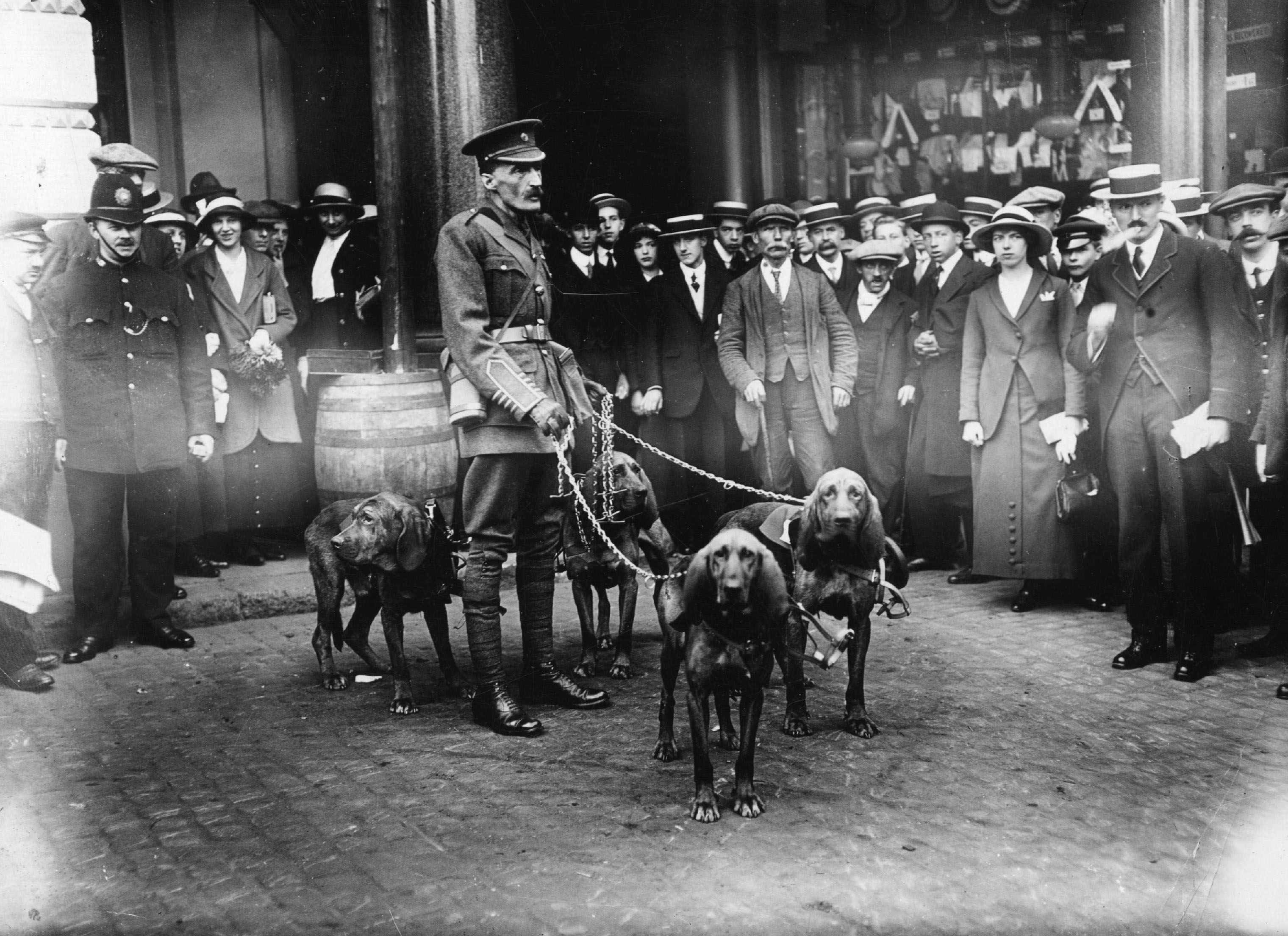 A crowd of onlookers watches Major Richardson with his bloodhounds in London on April 18,1914. They assisted the British Red Cross in locating wounded soldiers on the battlefields of World War I. (Hulton Archive—Getty Images)
