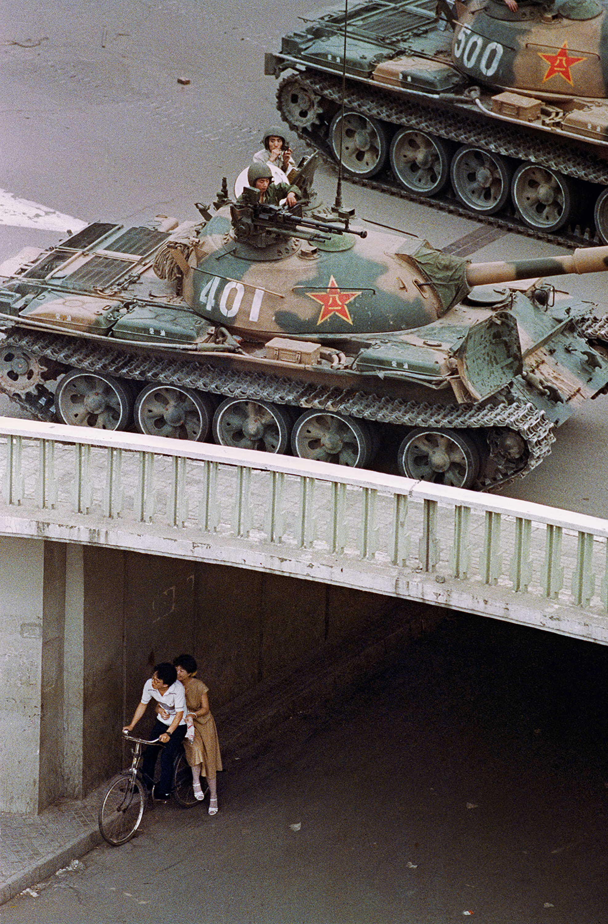 Couple hides from tank at Tiananmen Square protests
