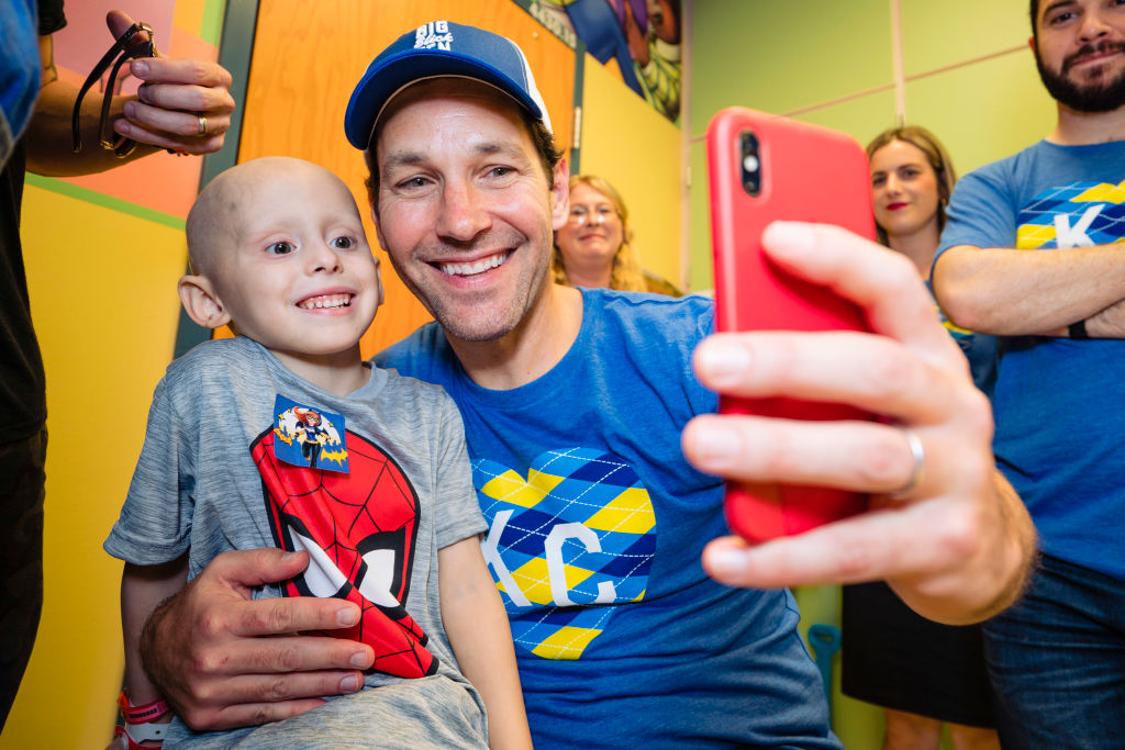 Paul Rudd entertains a patient at Children's Mercy Hospital during the Big Slick Celebrity Weekend benefiting Children's Mercy Hospital of Kansas City on June 07, 2019 in Kansas City, Missouri. (Kyle Rivas&mdash;Getty Images)