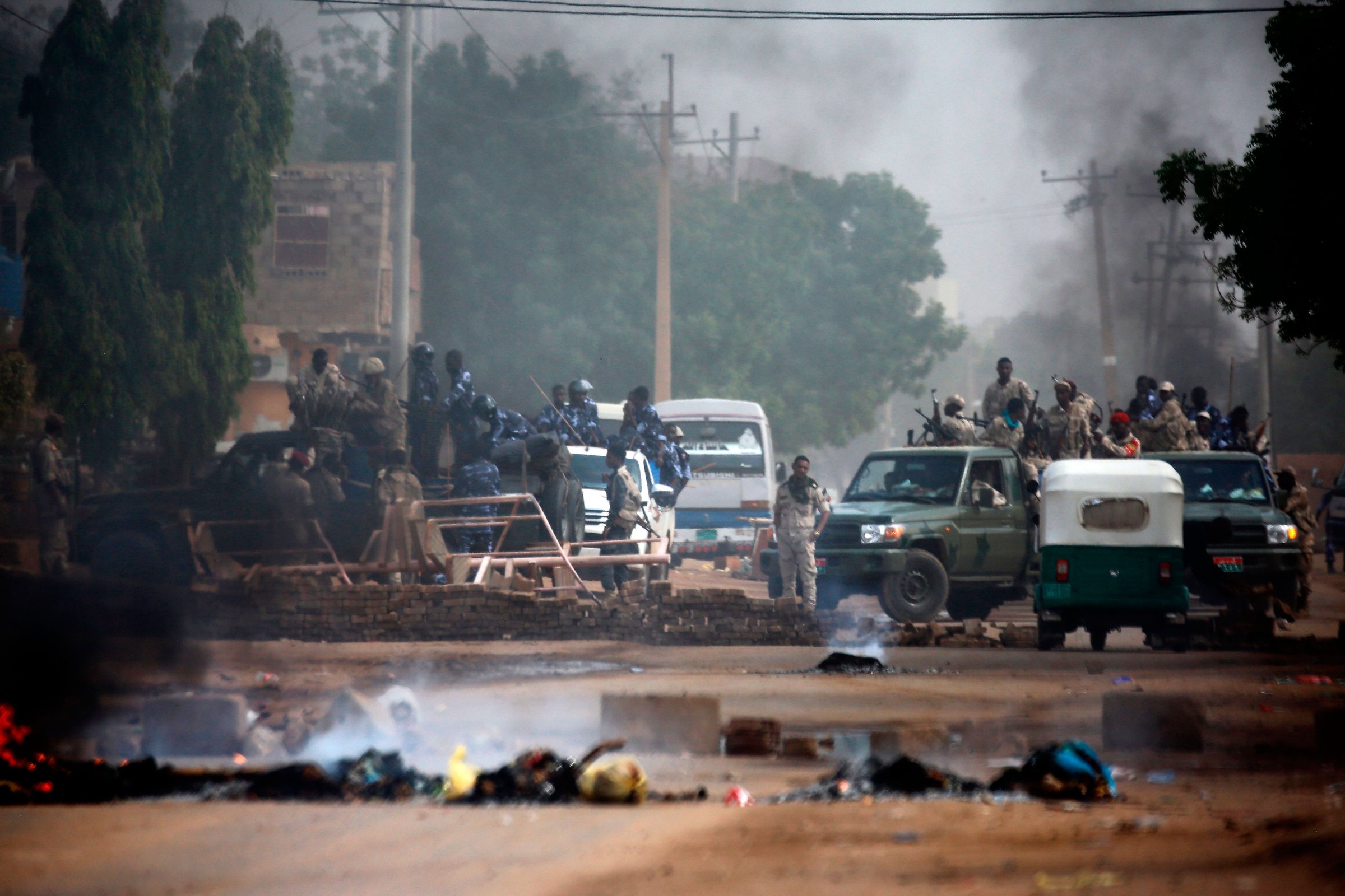 Sudanese forces are deployed around Khartoum's army headquarters on June 3, 2019 as they try to disperse Khartoum's sit-in.