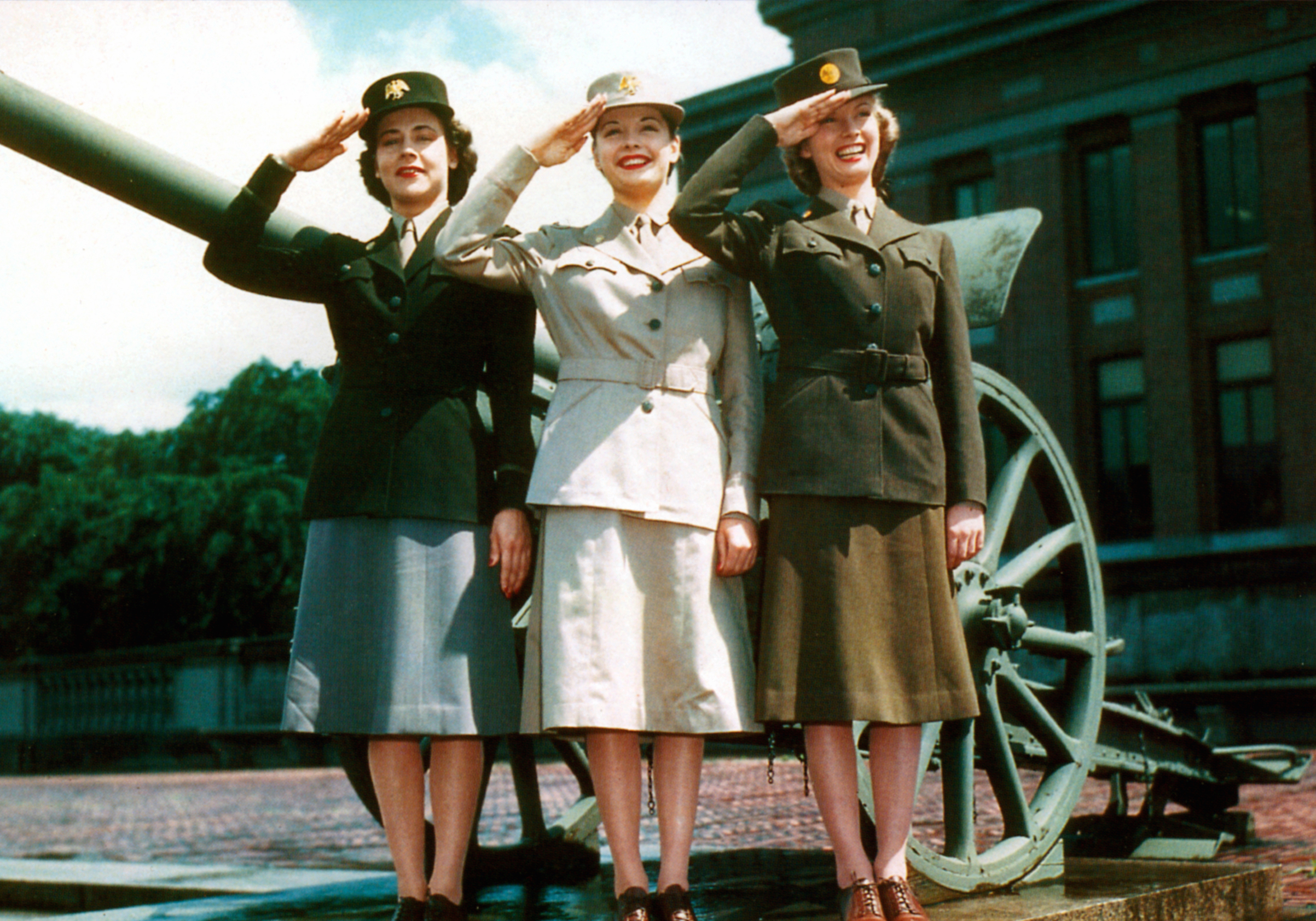 Women’s Auxiliary Army Corps (WAAC) uniform presentation in 1942 (Galerie Bilderwelt/Getty Images)