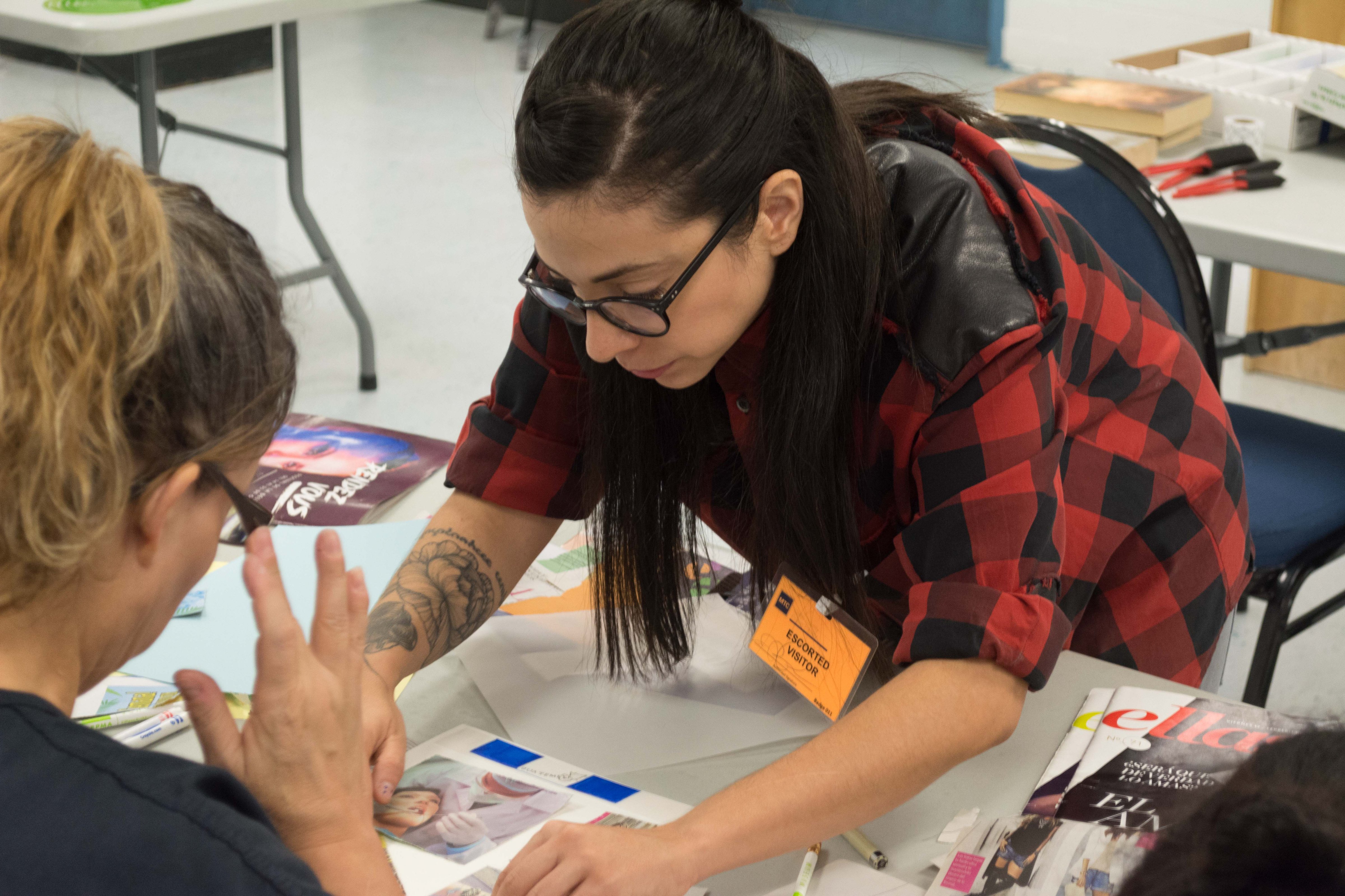 Artist Haydee Alonso hosts an art workshop at the Otero County Prison housing migrant women awaiting asylum proceedings in 2016. (Courtesy Edgar Picazo)