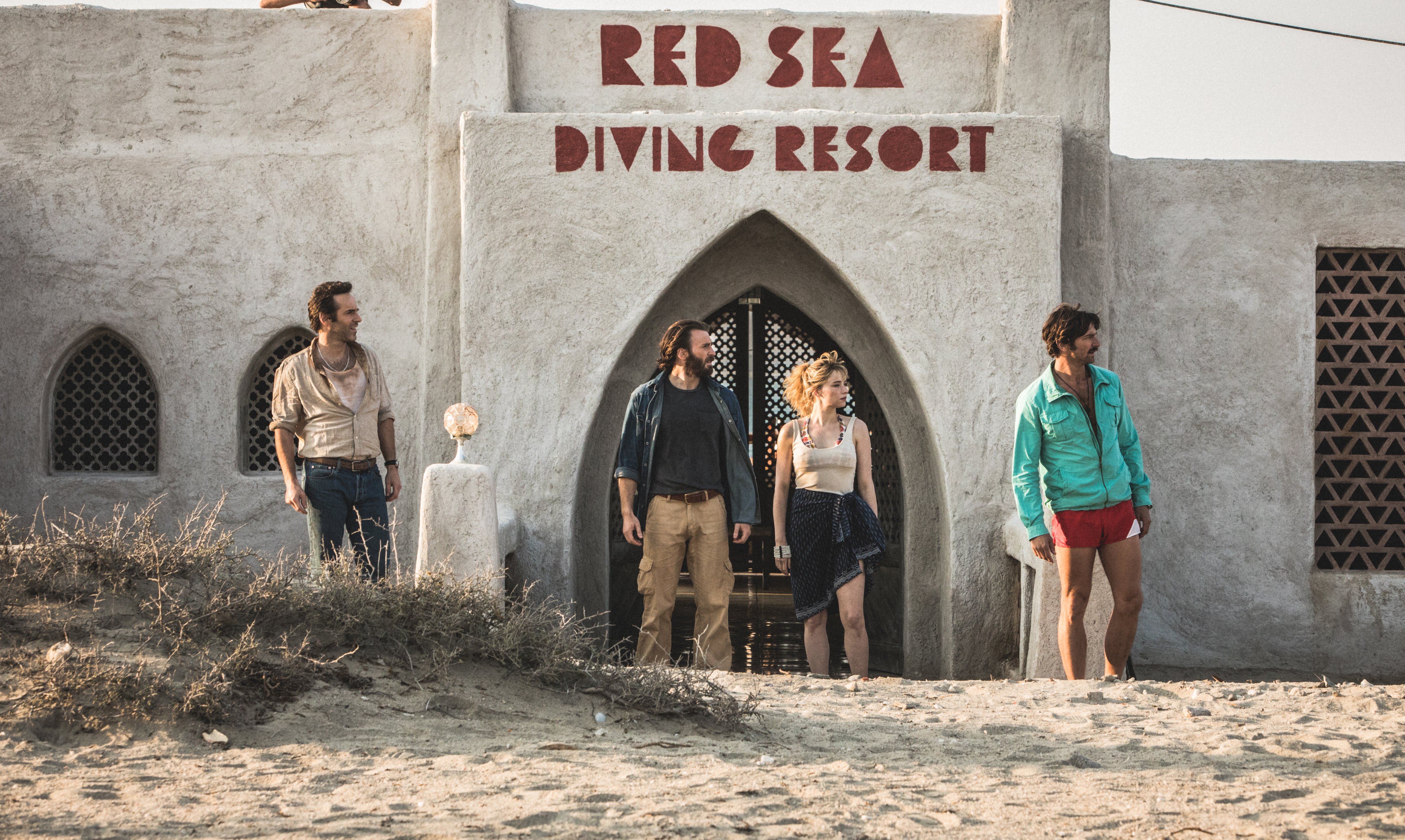 Alessandro Nivola, Chris Evans, Haley Bennett and Michiel Huisman in 'The Red Sea Diving Resort' (Marcos Cruz—Netflix / Marcos Cruz)