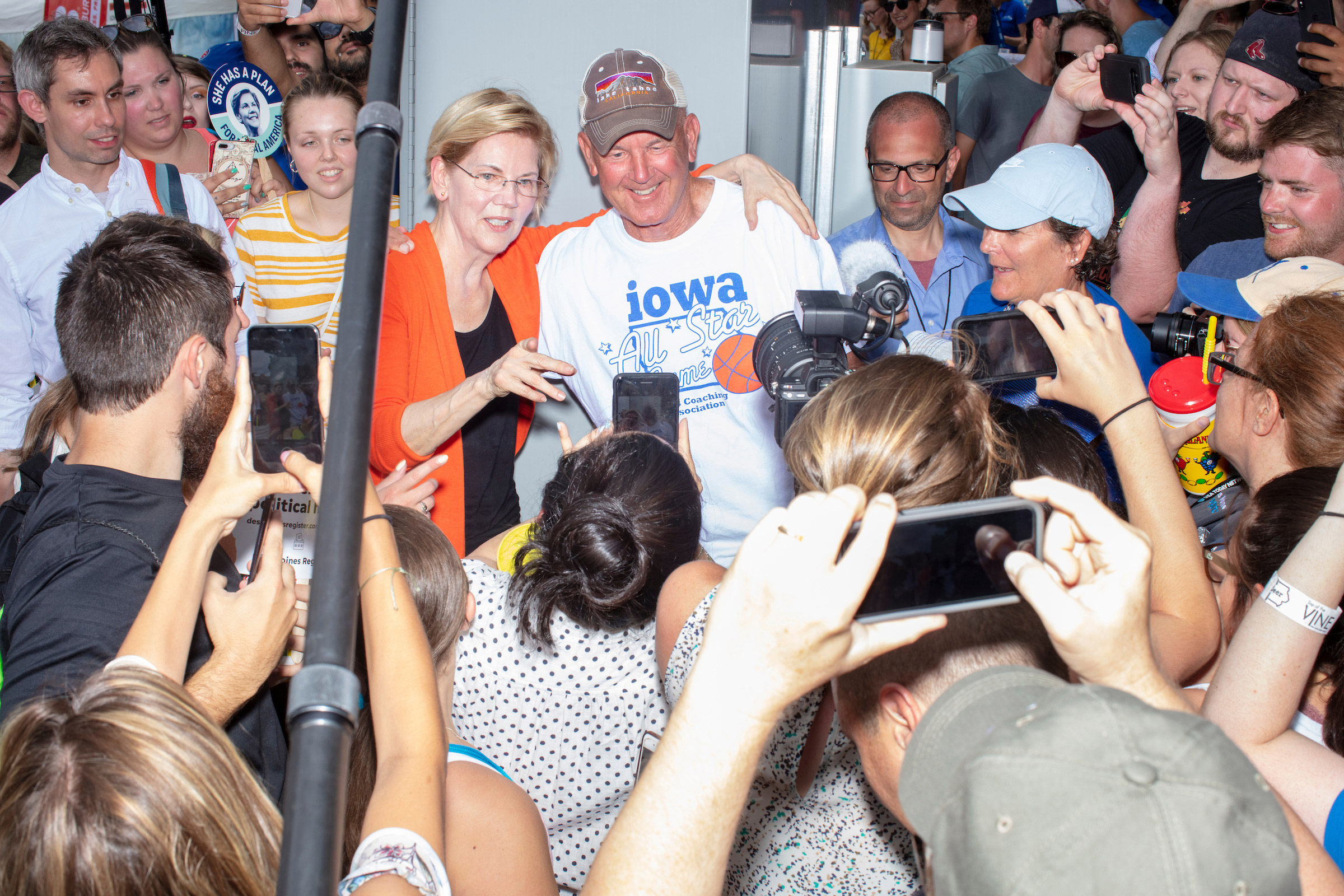 Elizabeth Warren poses for selfies after speaking at the Political Soapbox on Aug. 10. (M. Scott Brauer for TIME)