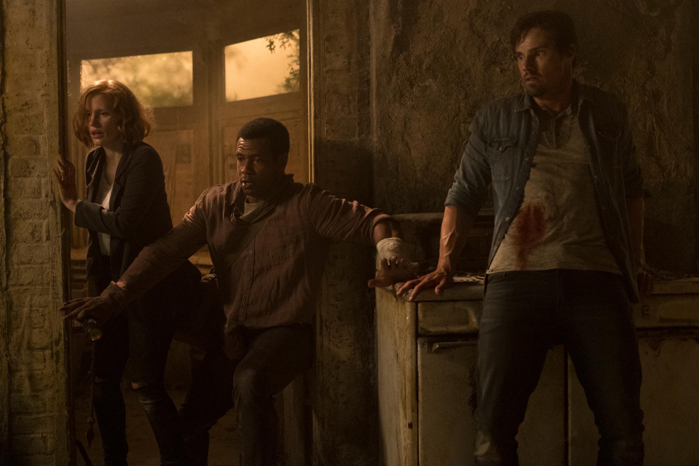 (L-r) Jessica Chastain as Beverly Marsh, Isaiah Mustafa as Mike Hanlon and Jay Ryan as Ben Hascomb in 'It Chapter Two'