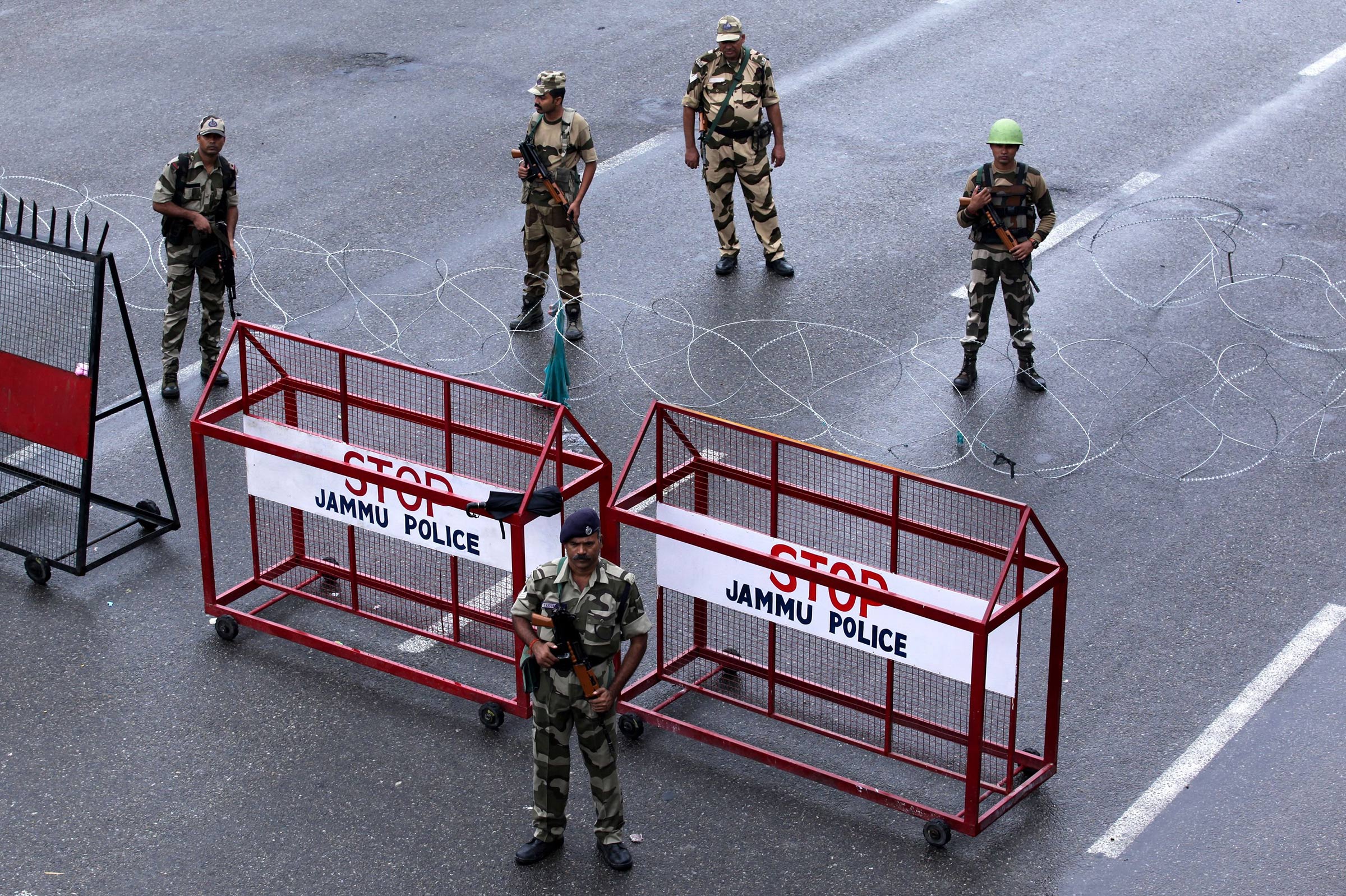 Security personnel stand guard at a roadblock in Jammu on August 7, 2019. - A protester died after being chased by police during a curfew in Kashmir's main city, left in turmoil by an Indian government move to tighten control over the restive region, a police official said on August 7.