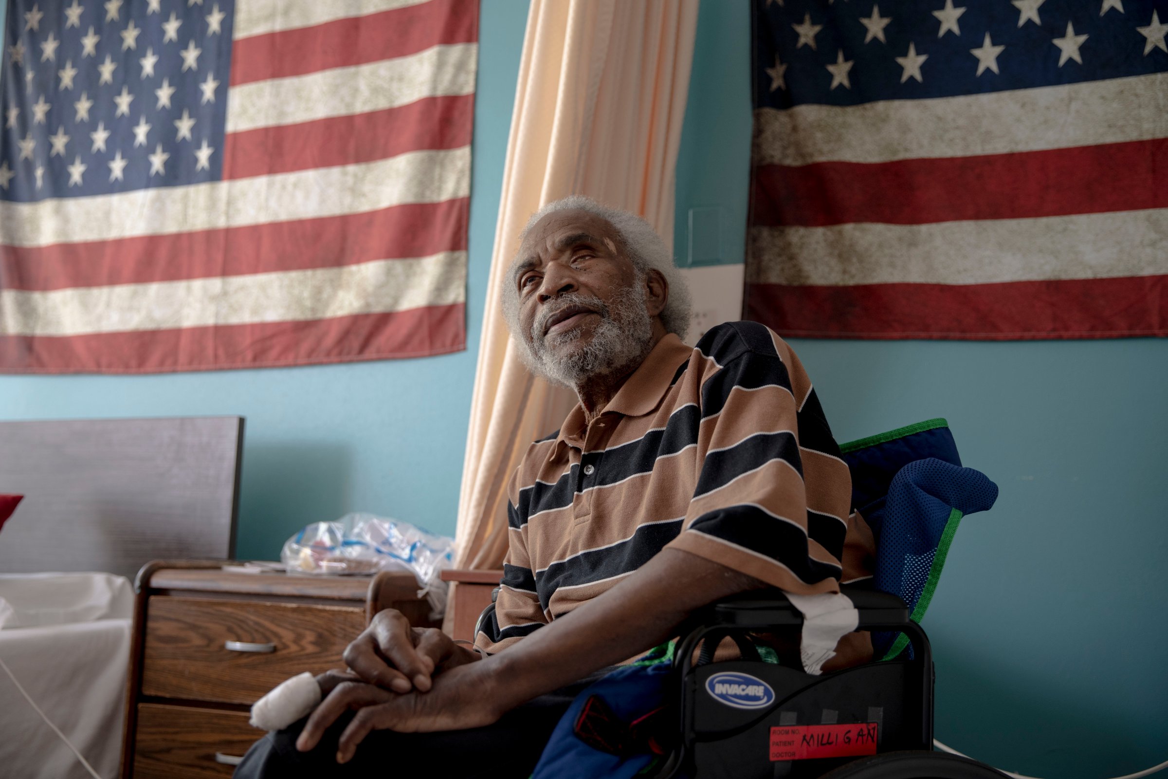 When Army veteran Eugene Milligan fell off a charity’s rolls for home-delivered Meals on Wheels because of a long stay in the hospital last winter, he had to rely on others such as his son, a local church and a generous off-duty nurse to bring him food. (Andrea Morales for Kaiser Health News)