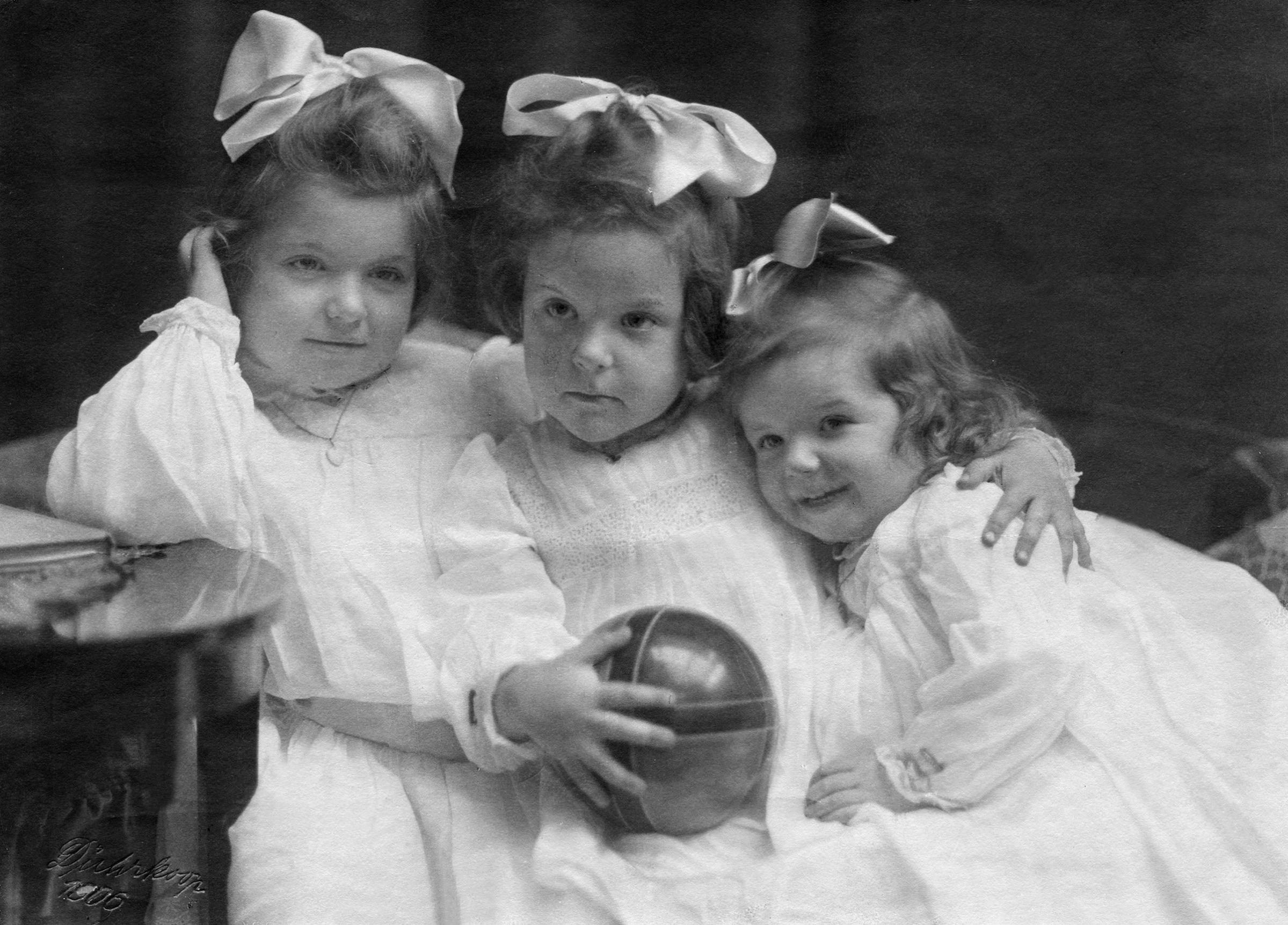 three sisters with hair bow- 1906- Photographer: Rudolph DuehrkoopVintage property of ullstein bild