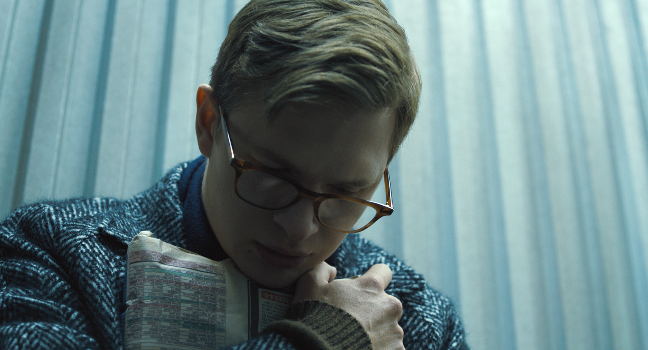 Ansel Elgort clutches the titular painting in 'The Goldfinch' (Courtesy Warner Bros. Pictures)