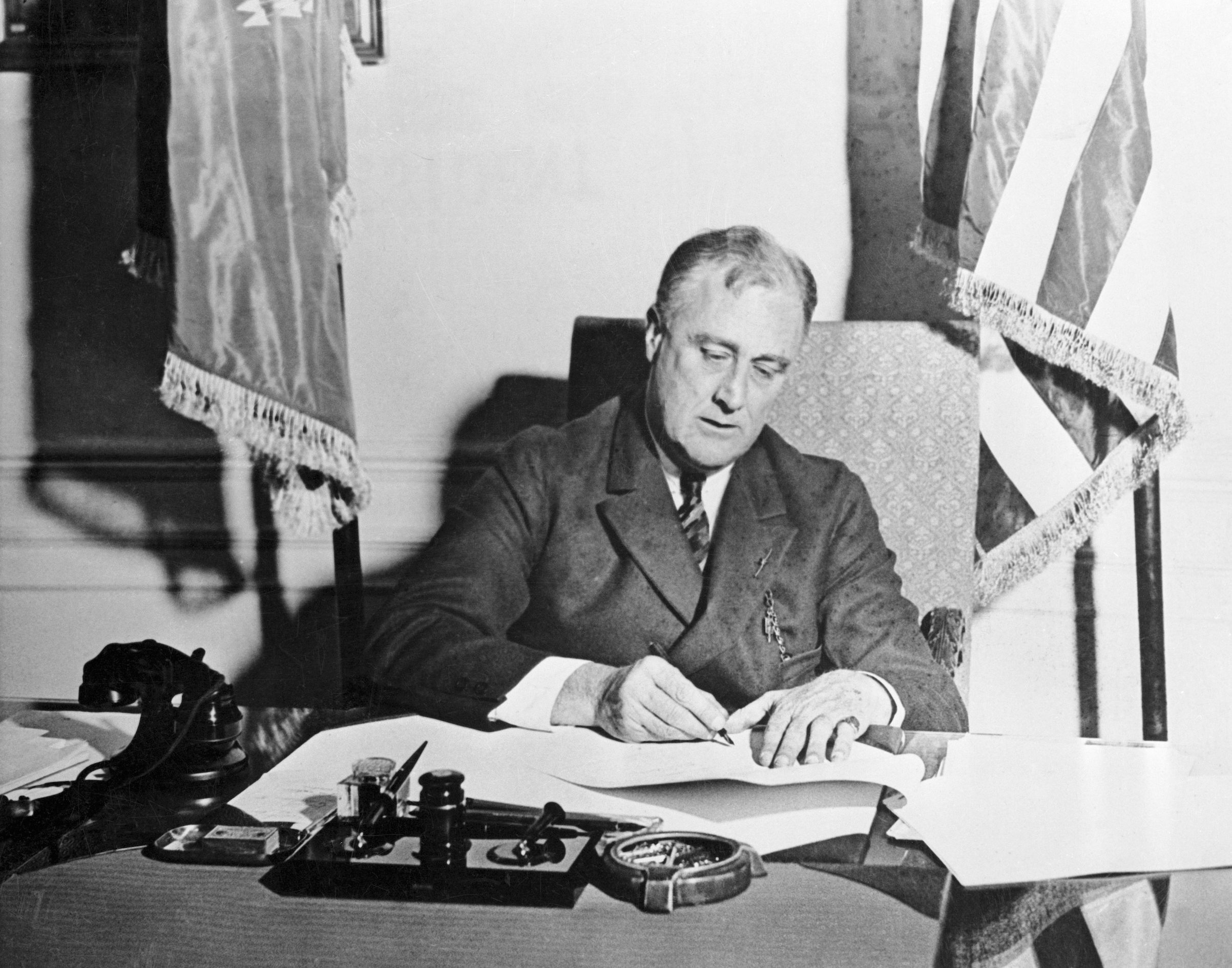 FDR signs the Emergency Banking Act in 1933 (Bettmann/Getty Images)