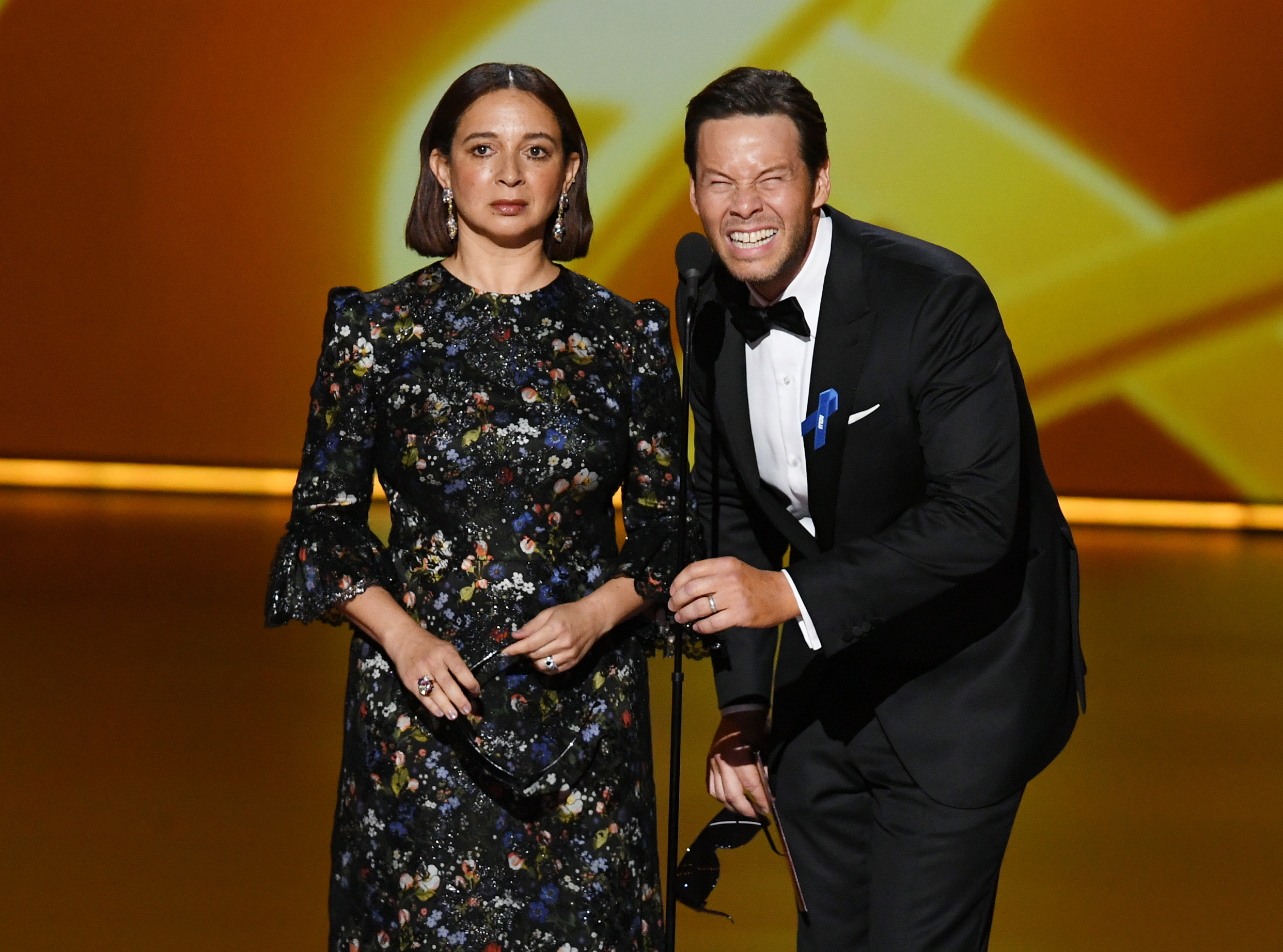 Maya Rudolph and Ike Barinholtz pretend to have just gotten Lasik surgery, rendering them unable to read the teleprompter. (Kevin Winter—Getty Images)