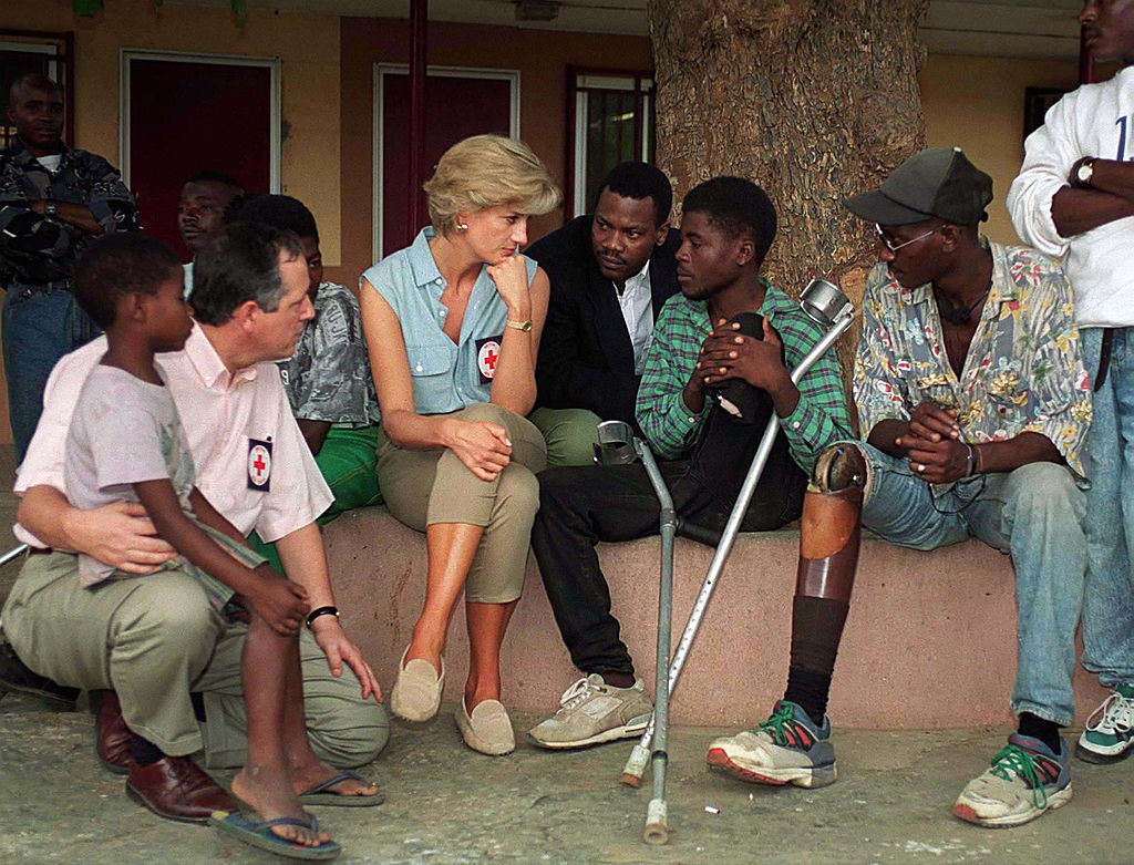 Diana, Princess Of Wales, At Neves Bendinha, An ICRC Orthopedic Workshop In Luanda, Angola, with victims of land mines. (Tim Graham—Tim Graham Photo Library via Getty)
