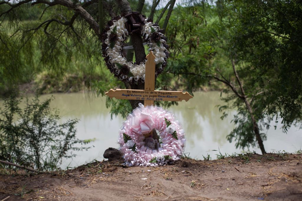 "Souvenir of little Angie Valeria and her father Oscar Alberto - 23 June 2019", stands on the cross on the banks of the Rio Grande, where almost two-year-old Valeria and her father from El Salvador drowned this summer, trying to cross the border illegally from Mexico to the U.S. (Carlos Ogaz/picture alliance via Getty Images)