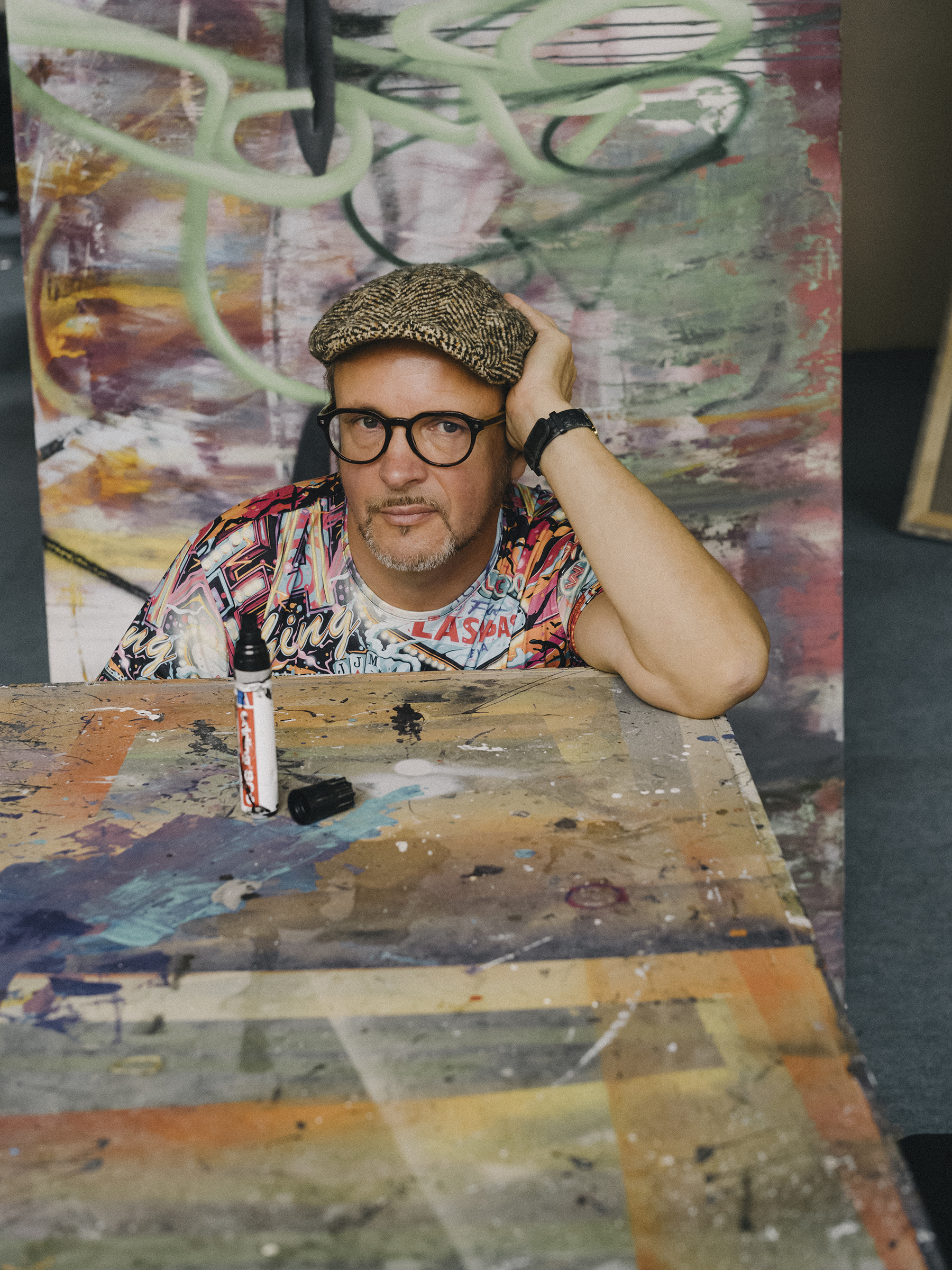Artist Tasso in his atelier with the edding marker.