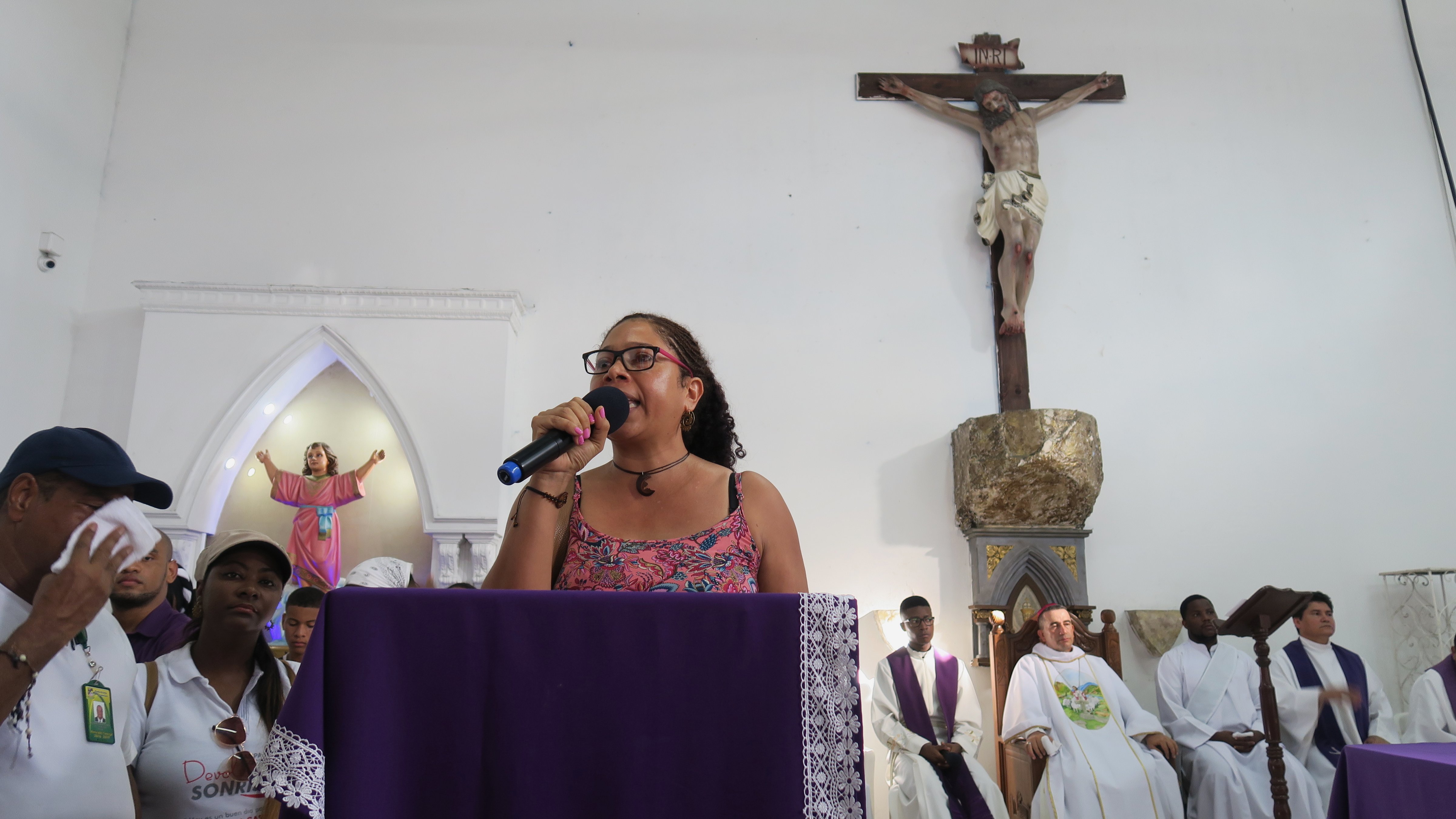 Danelly Estupiñán of the Proceso de Comunidades Negras (PCN) speaks at the funeral of a young girl who as murdered in Buenaventura, Colombia. (Duncan Tucker/Amnesty International)