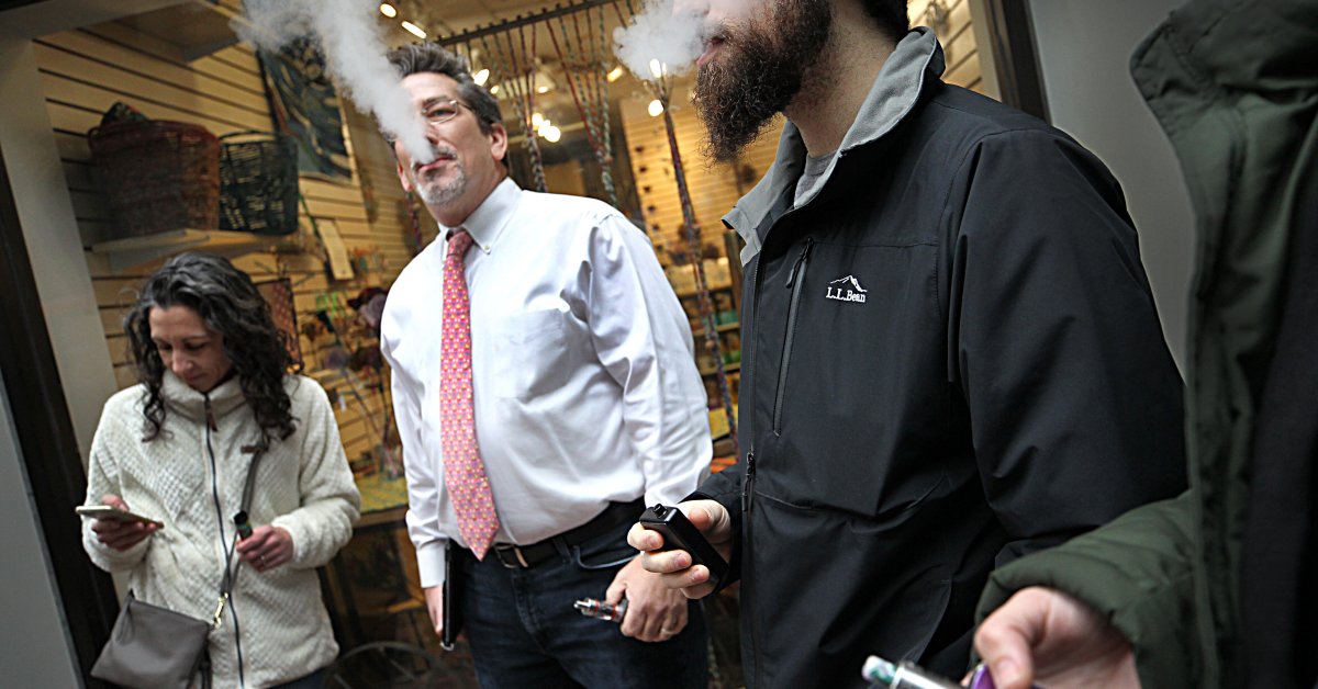 Массачусетс стал первым штатом, запретившим ароматизированные табачные изделия и вейпинги thumbnail