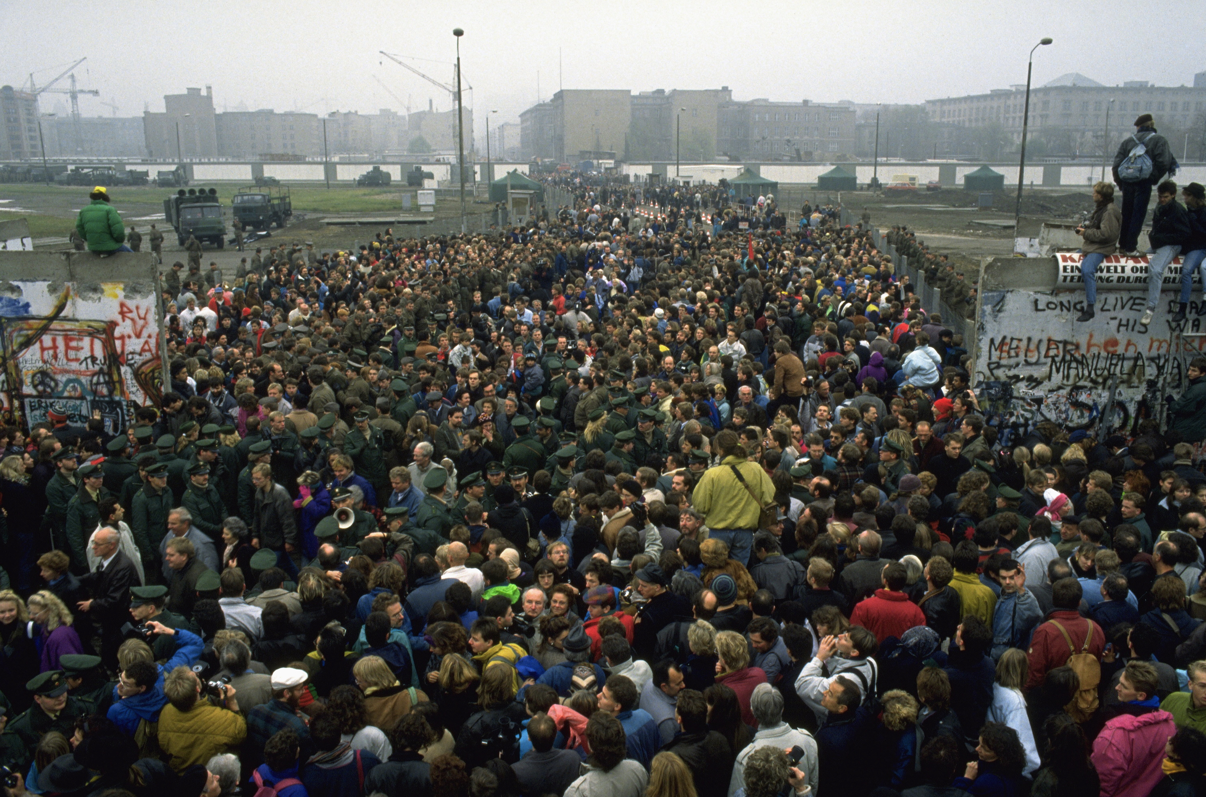 A crowd at the Berlin Wall on Nov. 12, 1989 (Thierry Orban—Sygma via Getty Images)