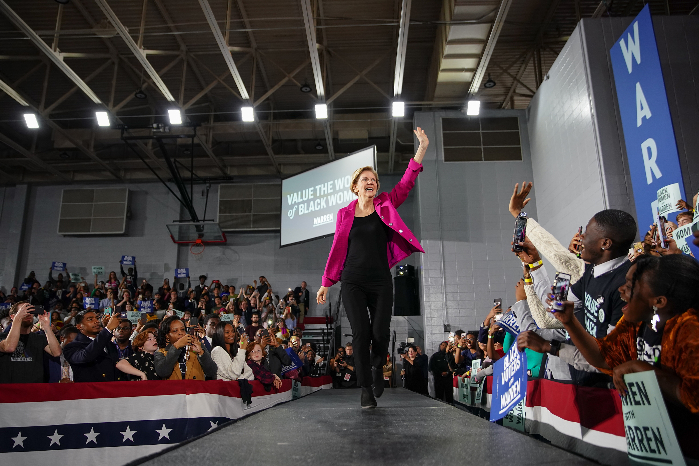 Democratic presidential candidate Sen. Elizabeth Warren (D-MA), arrives on stage at a campaign event at Clark Atlanta University on Nov. 21, 2019. (Elijah Nouvelage—Getty Images)