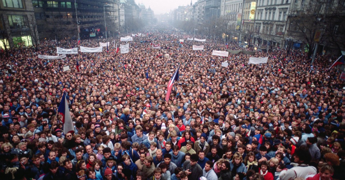 Суть бархатных революций. Бархатные революции 1989. Революция в Чехословакии 1989. Прага 1989г. Бархатная революция. Бархатная революция в Чехословакии.