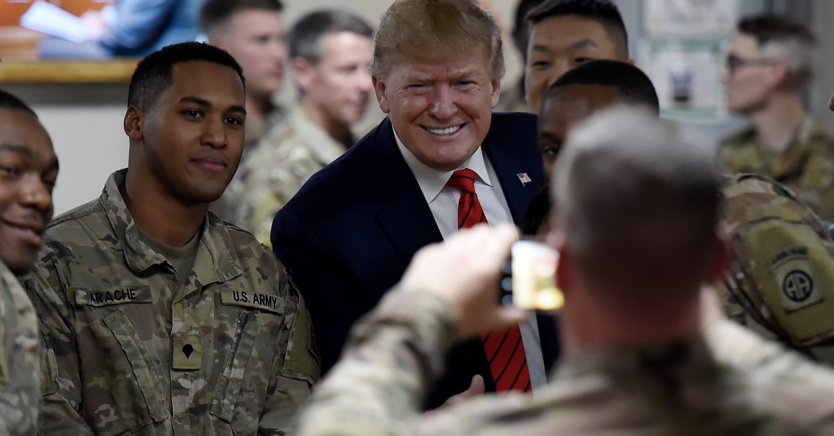 Трамп совершает благодарственный визит в войска США в Афганистане, Touts возобновили мирные переговоры с талибами thumbnail