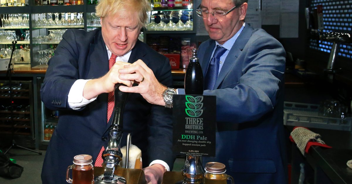 Борис Джонсон из Великобритании посещает Северную Англию, чтобы отпраздновать победу на выборах со сторонниками thumbnail