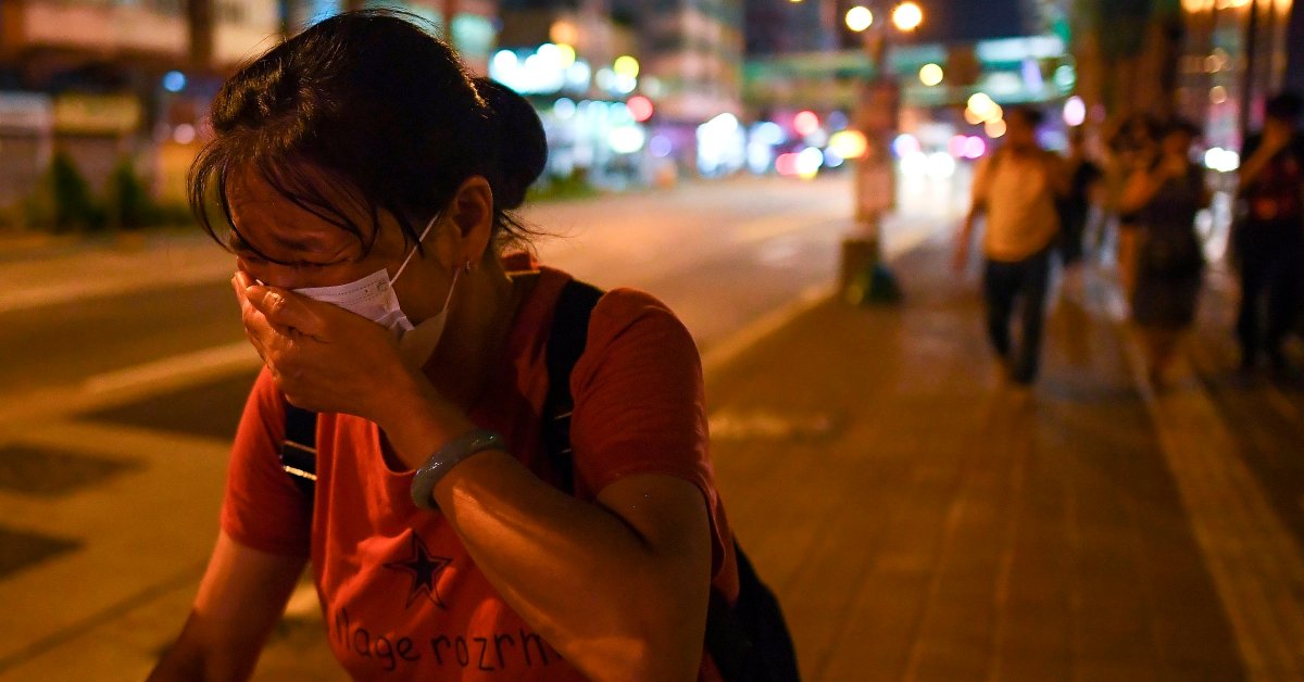 Слезоточивый газ - теперь факт жизни в Гонконге. Жители интересуются, что это делает для их здоровья thumbnail