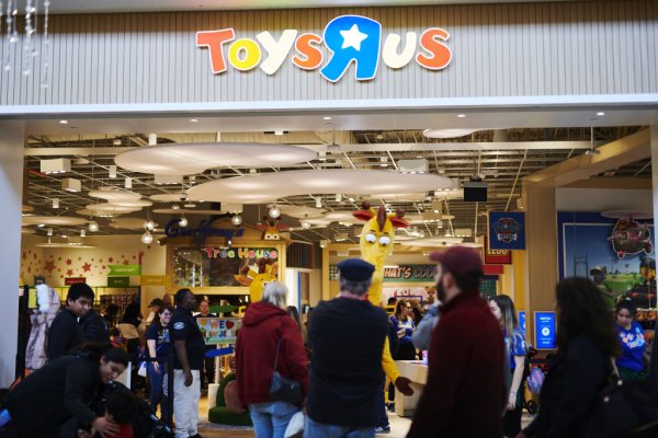 50 Cent Gives Son An Unlimited Toys R Us Spree For Christmas Time