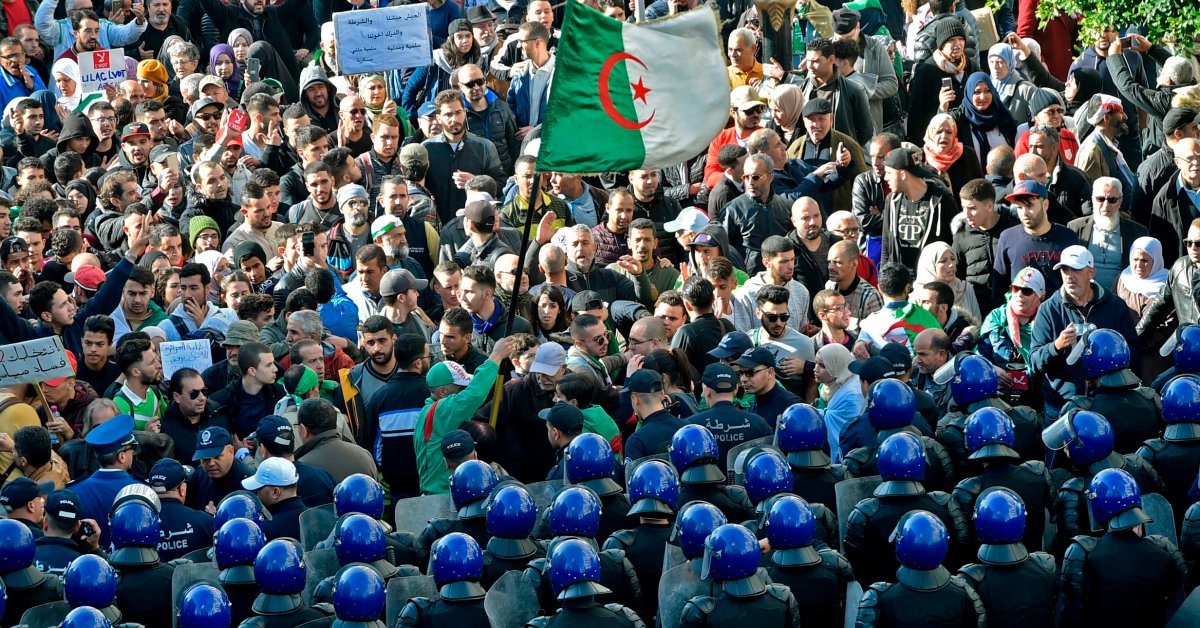 Почему протестующие бойкотируют выборы в Алжире сегодня thumbnail