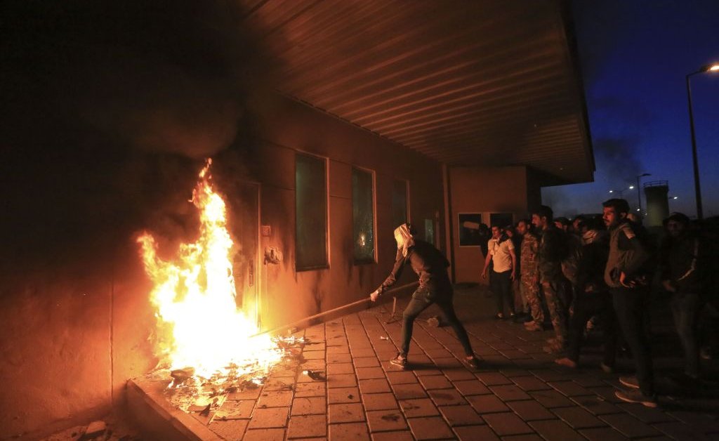 Протестующие, кричащие «Смерть Америке», ворвались в посольство США в Багдаде. Вот график того, что произошло до сих пор thumbnail