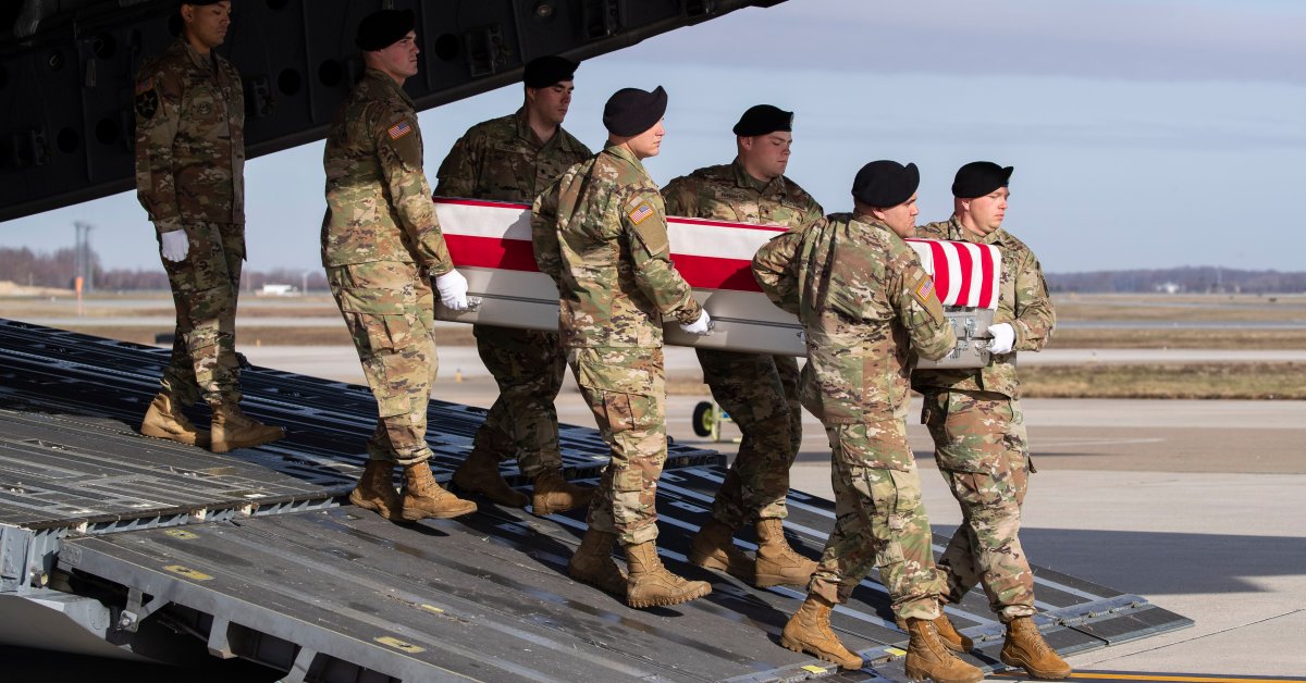 Солдат США, убитый в Афганистане, захватил тайник с оружием талибов, заявляют военные thumbnail