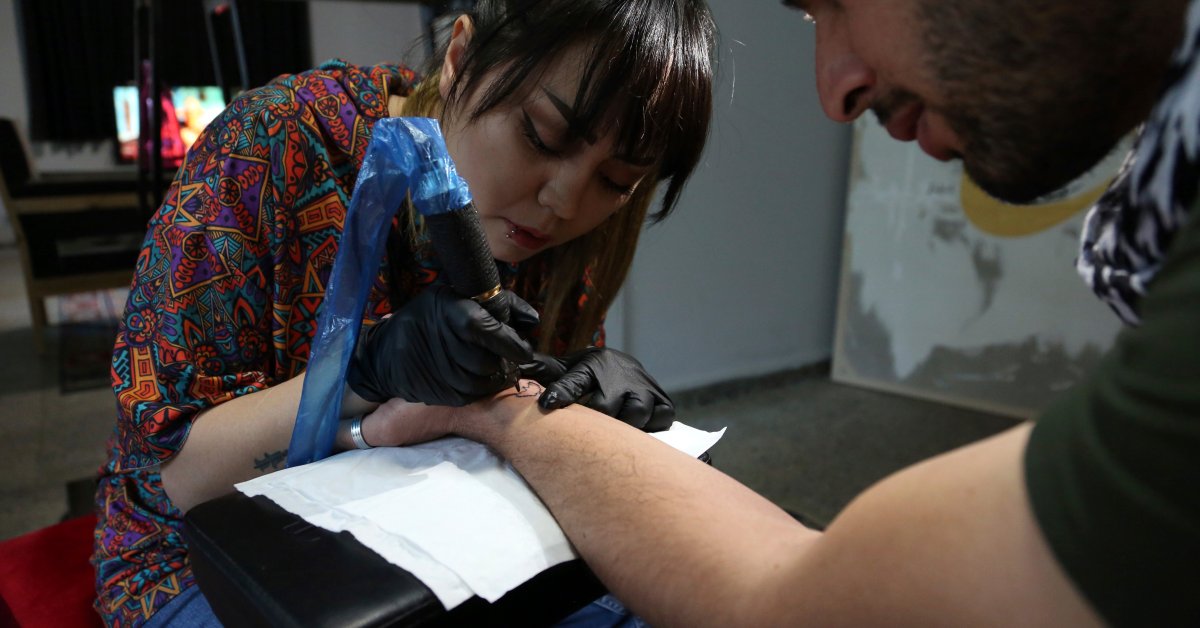 Женщина из Кабула бросает вызов патриархальному обществу Афганистана по одной татуировке за раз thumbnail