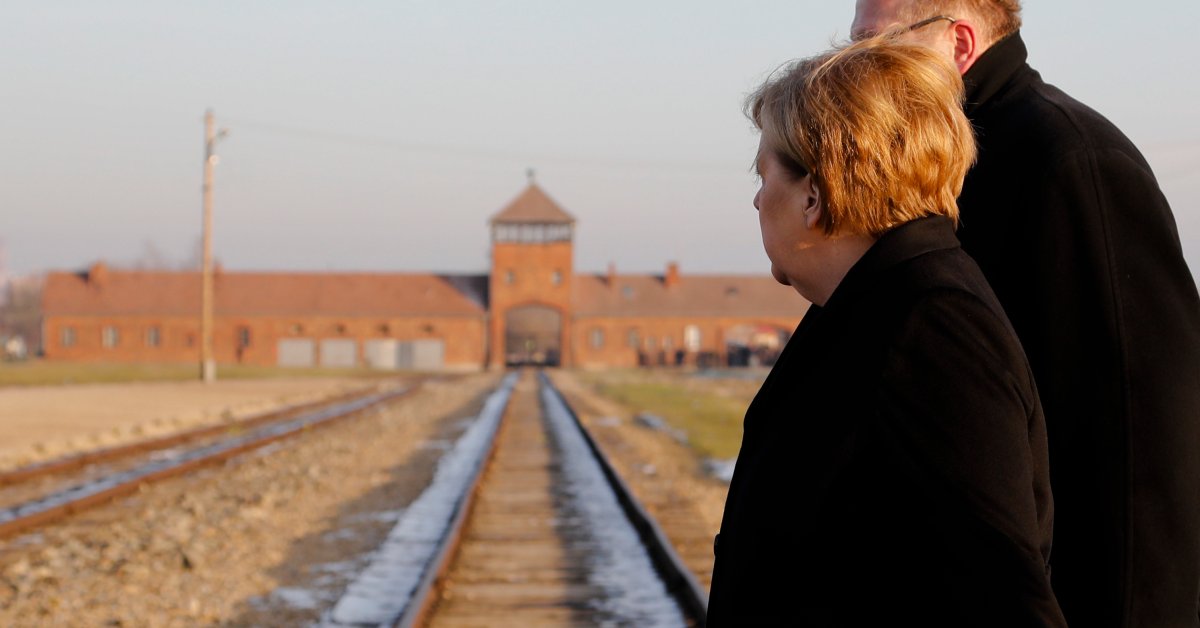 Ангела Меркель из Германии заявляет о «глубоком стыде» во время визита в Освенцим thumbnail