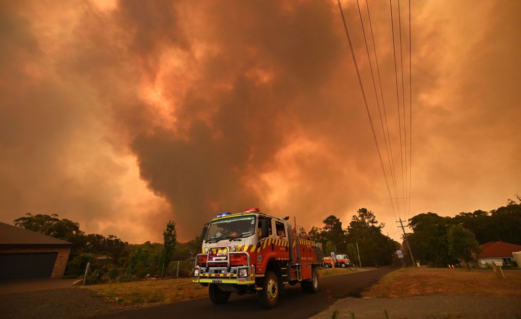 Австралийские пожарные готовятся к экстремальной жаре в эти выходные thumbnail