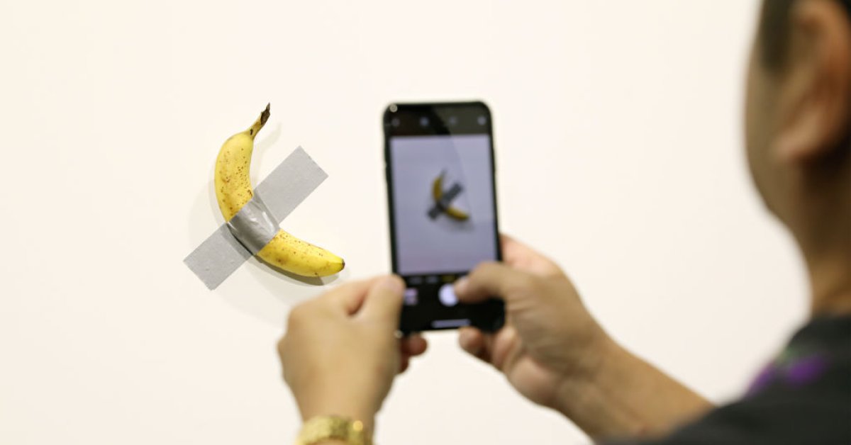 Самопровозглашенный «голодный художник» съел банан за 120 000 долларов, выставленный на художественной выставке thumbnail