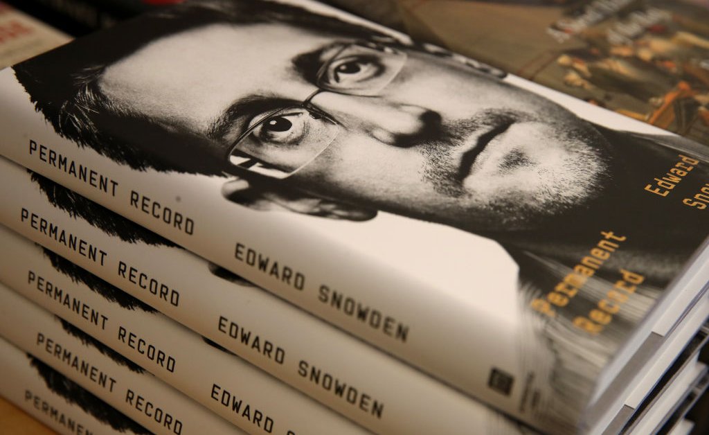 Судья выносит решение в пользу усилий США по сбору книжных денег Эдварда Сноудена thumbnail