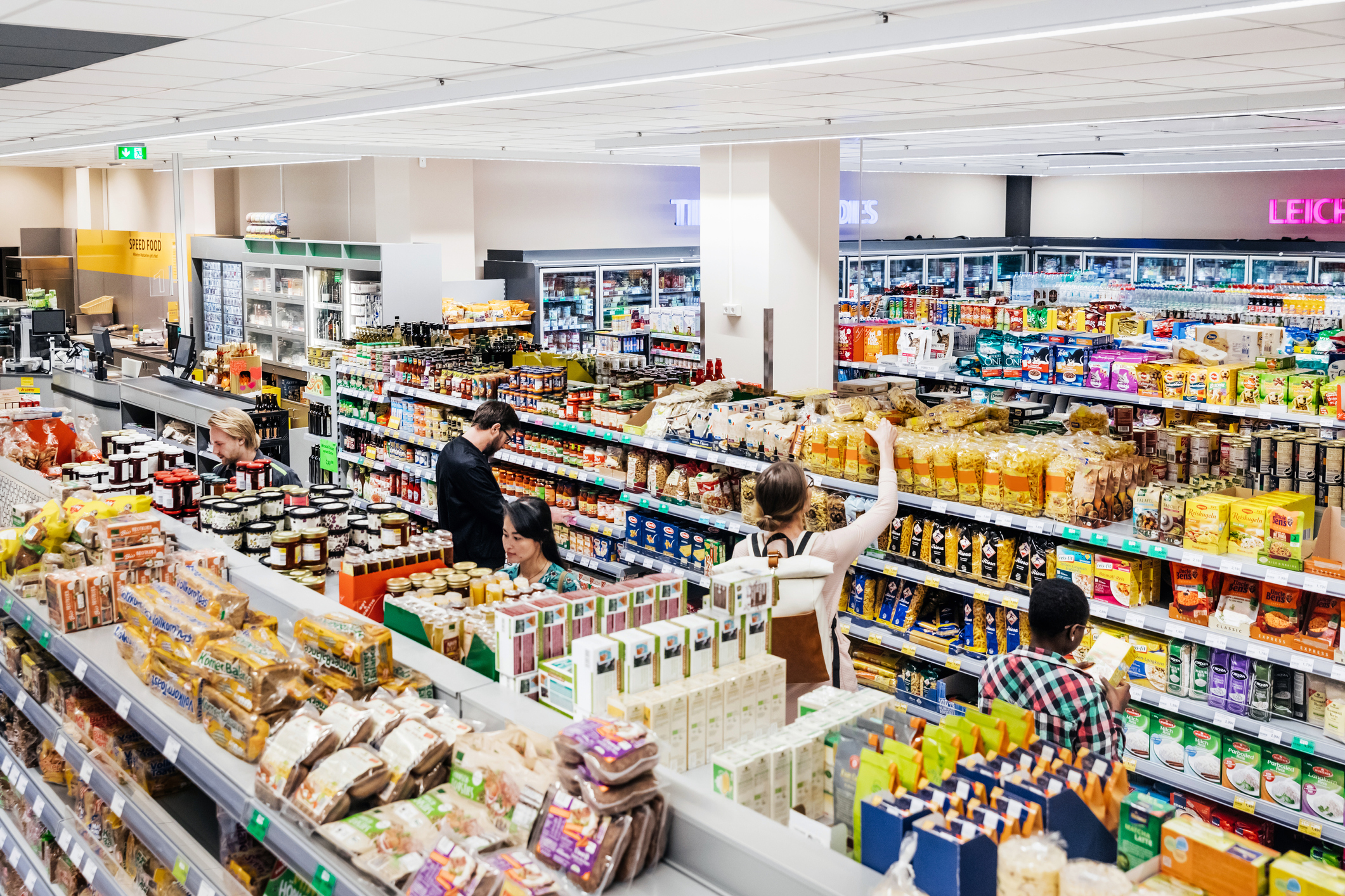 A busy and colorful supermarket with customers shopping for groceries. (Tom Werner—Getty Images&amp;)