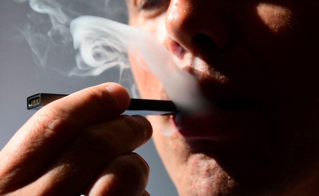 Конгресс проголосовал за повышение возраста покупателя табака до 21 года. Вот что это может сделать для индустрии вейпинга thumbnail