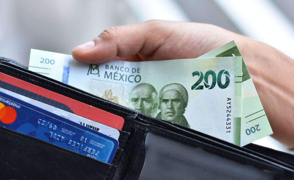 Мексика увеличит свою минимальную заработную плату до 6,50 долларов в день в следующем году thumbnail