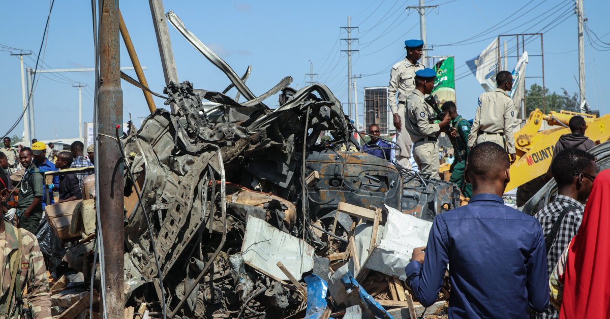 Грузовик с бомбой взорвался на контрольно-пропускном пункте в столице Сомали, погибли 76 thumbnail