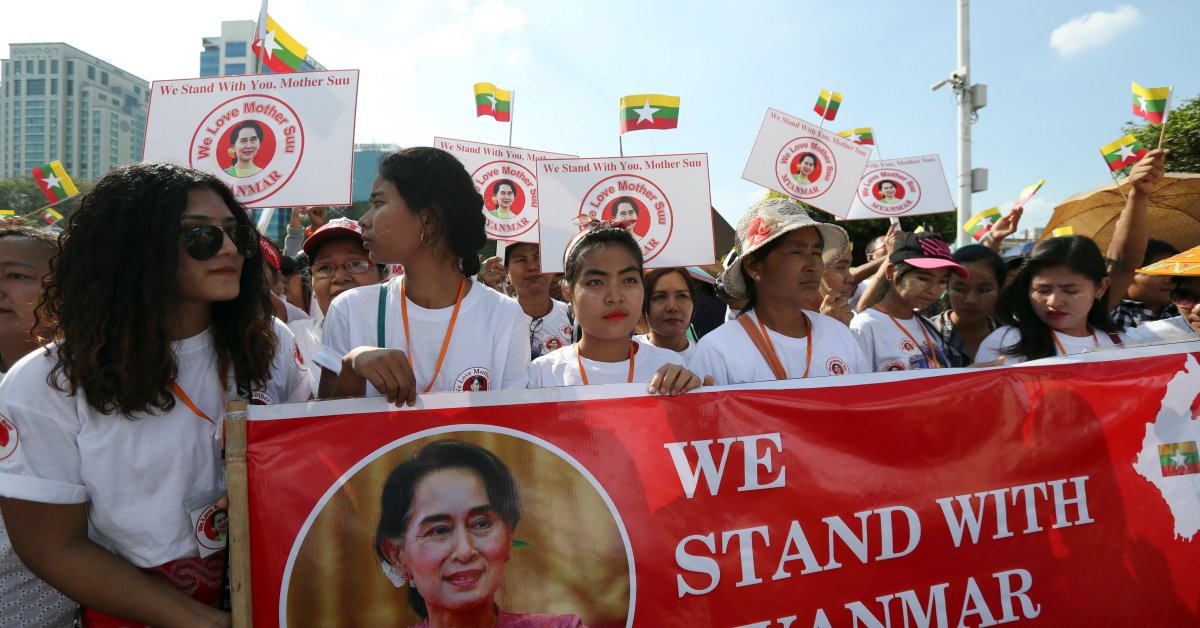 Сотни людей в Мьянме в поддержку Су Чжи накануне слушаний о геноциде в США thumbnail