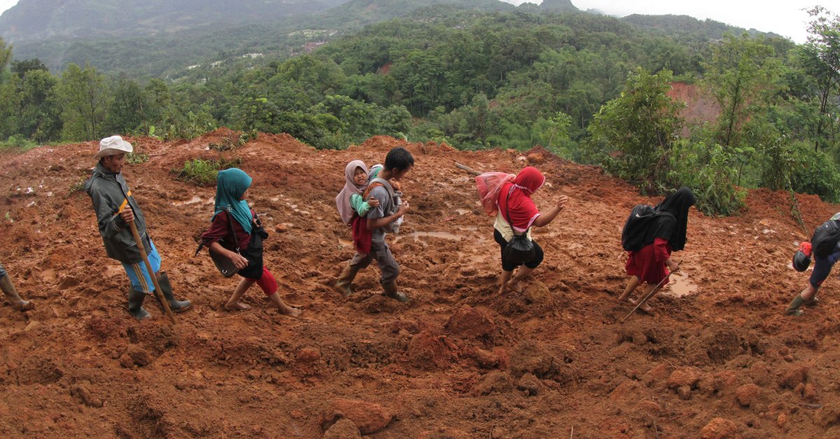 Грязевые оползни и затмения затрудняют поиск людей, пропавших без вести после наводнений в Индонезии thumbnail