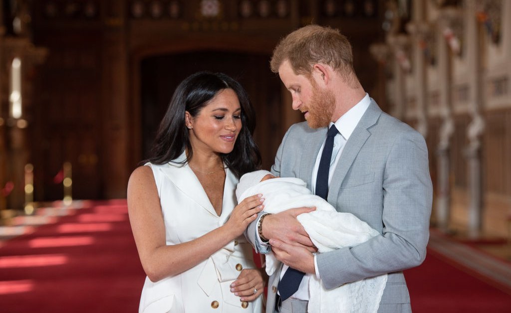 Принц Гарри и Меган Маркл делятся новогодним посланием и новой фотографией младенца Арчи thumbnail