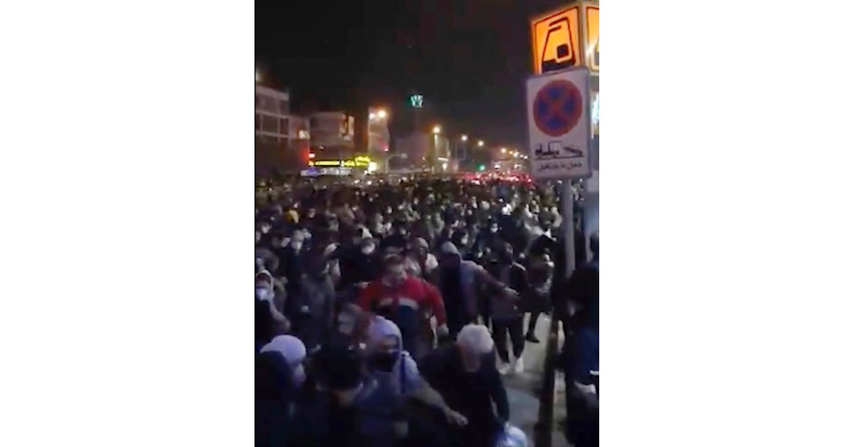 Видео, как сообщается, показывает, как иранские силы стреляют пулями и слезоточивым газом в толпе, протестуя против сбитого авиалайнера thumbnail