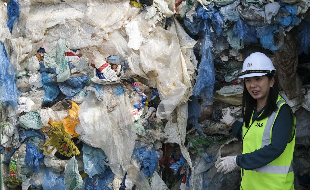 Малайзия отправляет тонны мусора из богатых стран, заявляя, что это «не место захоронения в мире» thumbnail