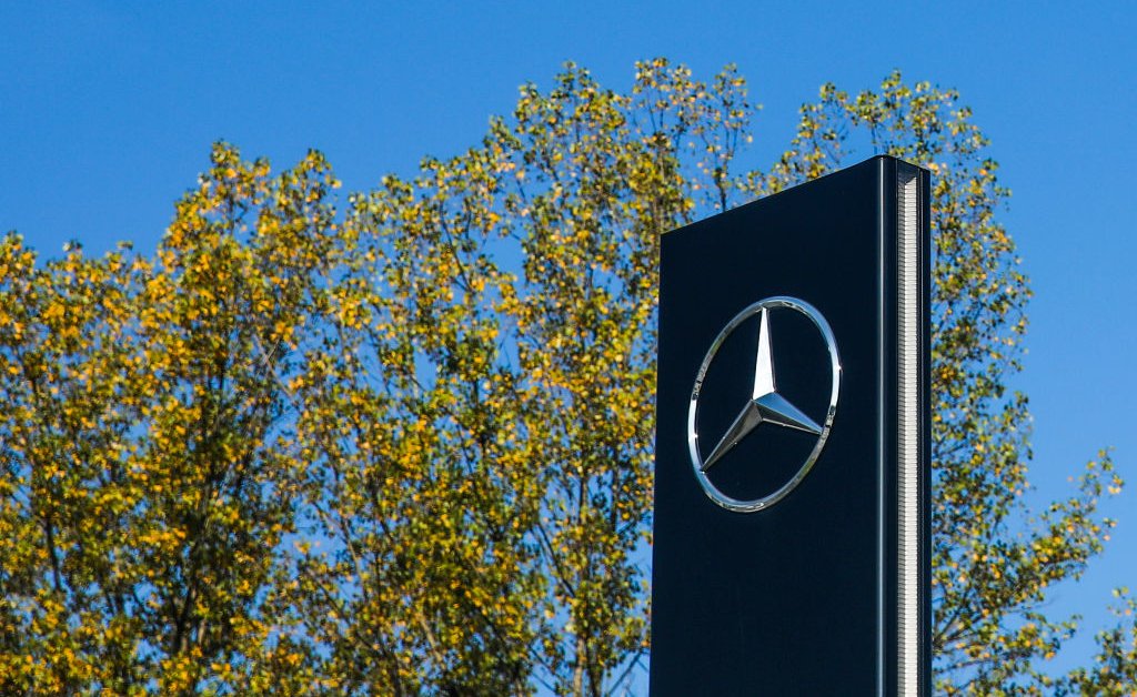 Mercedes отзывает 750 000 автомобилей из-за неисправных люков thumbnail