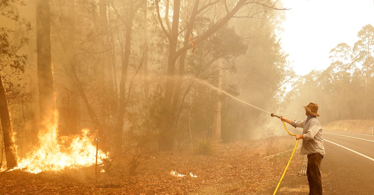 Премьер-министр Австралии Скотт Моррисон вызывает пожарных резервистов, поскольку угроза пожара возрастает thumbnail